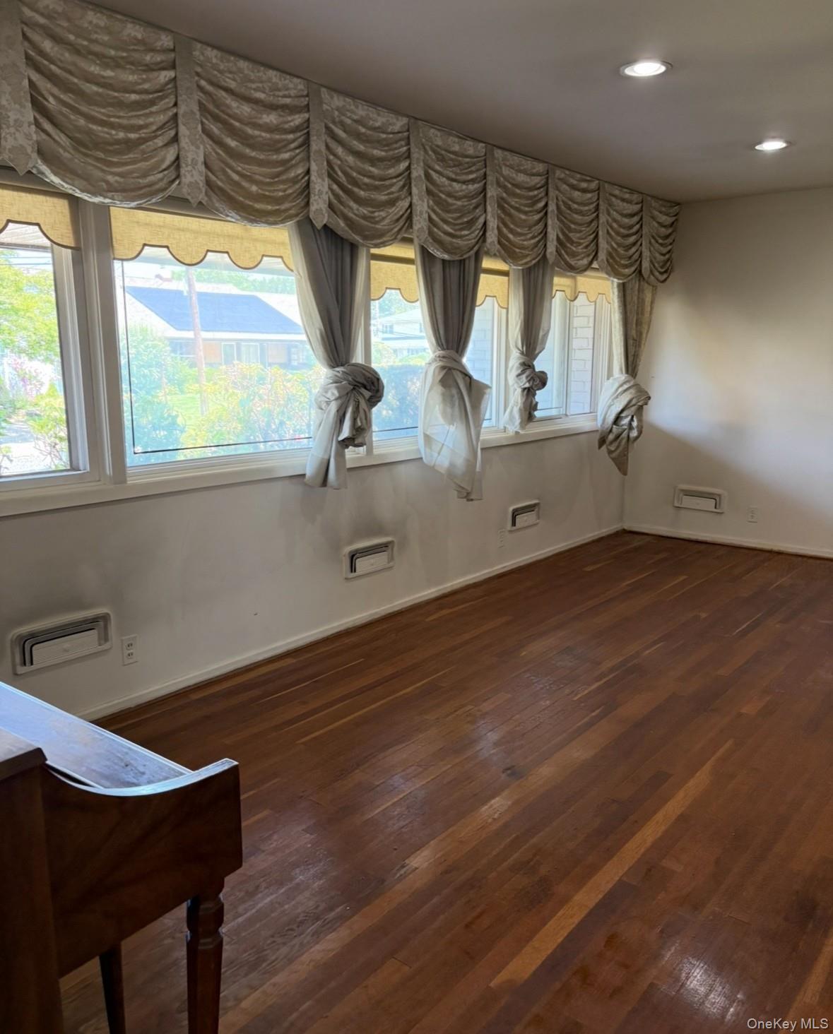 #6 photo, 1 Willowbrook Lane, Freeport , NY 11520