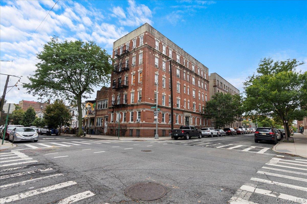 #2 photo, 560 E 189th Street, ブロンクス区 Bronx , NY 10458