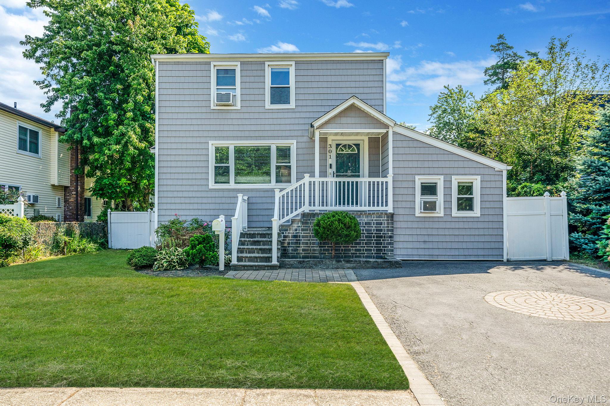 #1 photo, 301 Center Bay Drive, サフォーク郡 West Islip , NY 11795