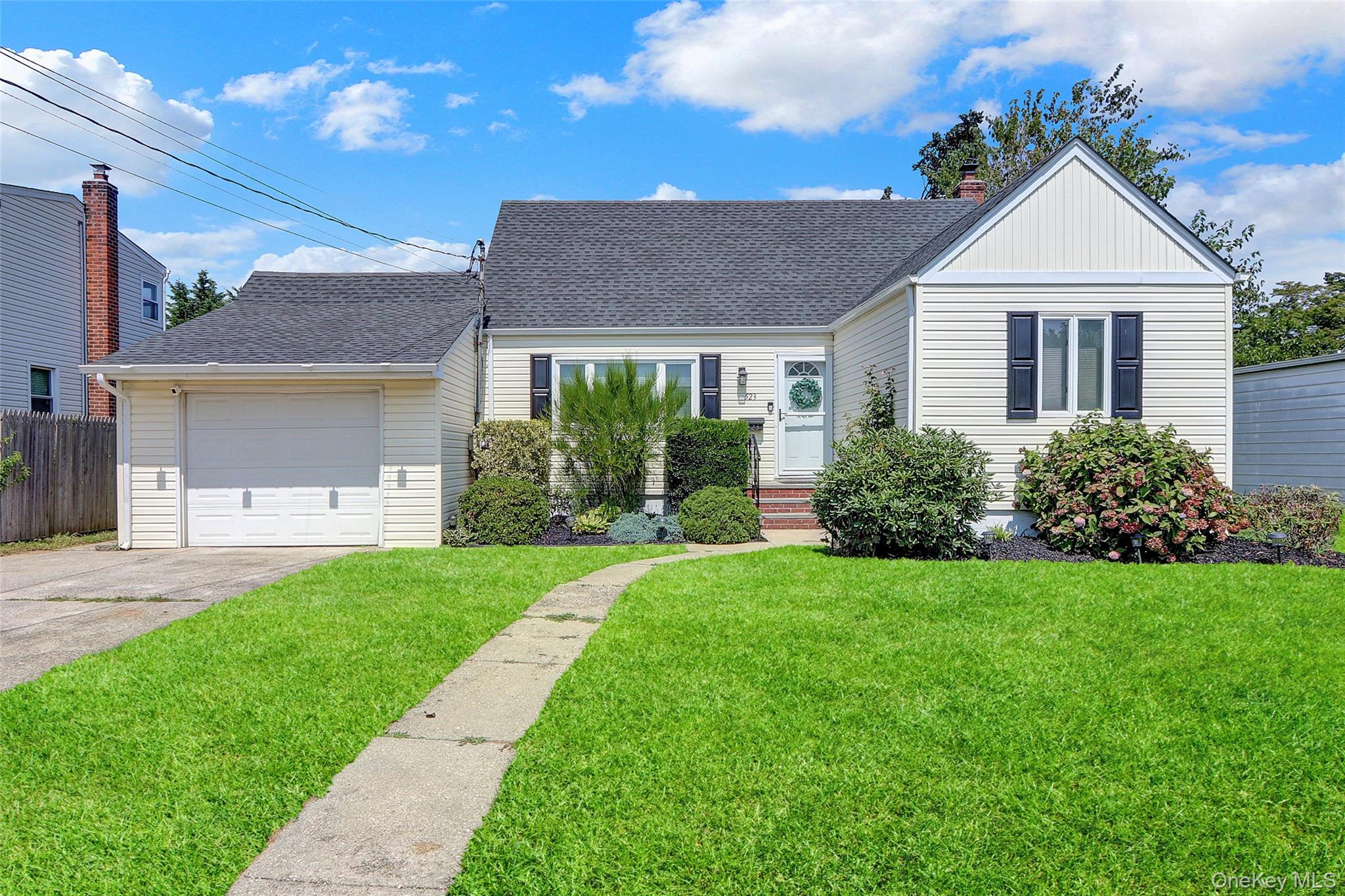 #1 photo, 523 17 Street, サフォーク郡 West Babylon , NY 11704