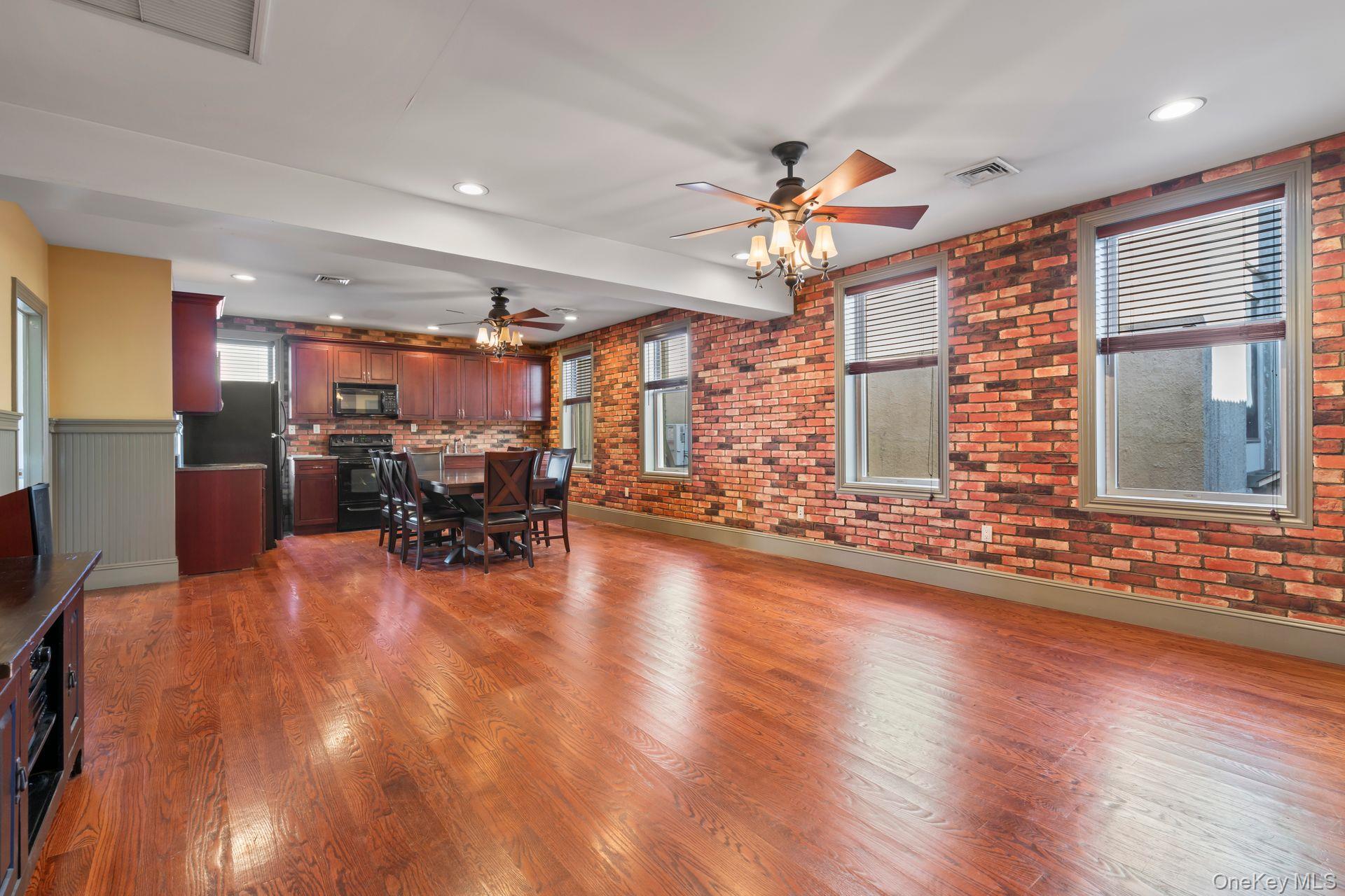 #1 photo, 377 New York Avenue, सफ़ोक काउंटी Huntington , NY 11743