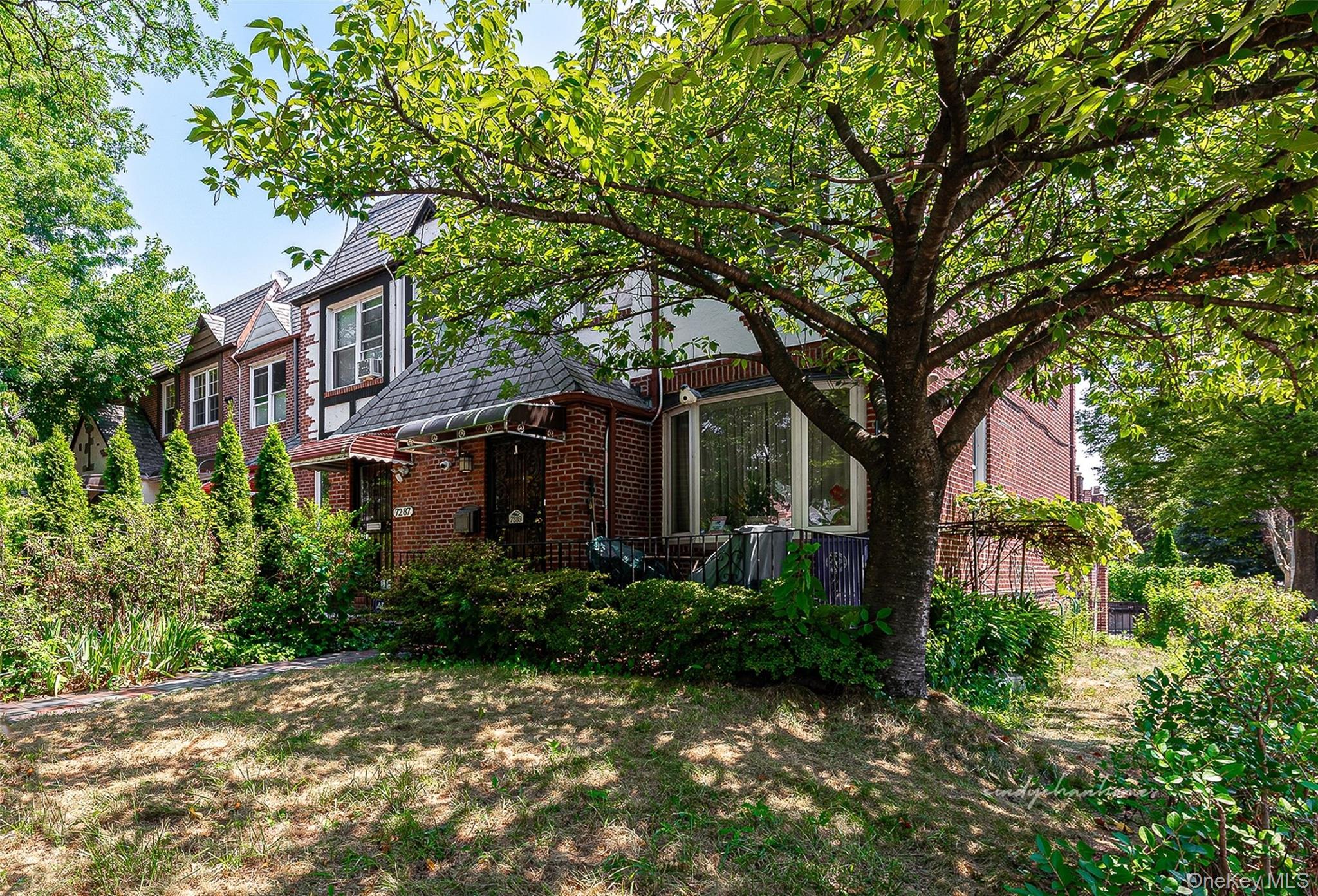 #1 photo, 72-89 Yellowstone Boulevard, फॉरेस्ट हिल्स Forest Hills , NY 11375