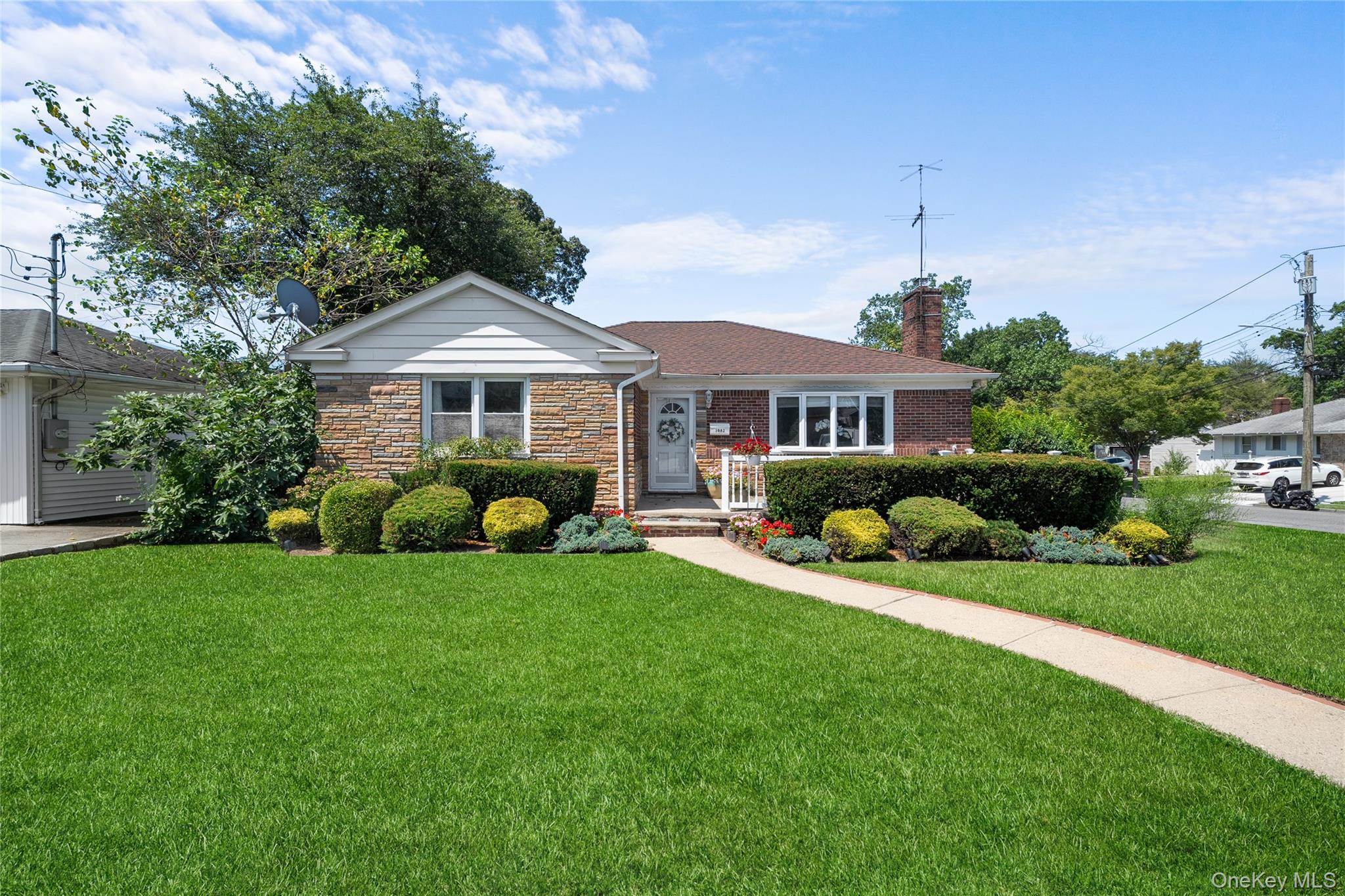 #1 photo, 1082 N Grove Street, नासाउ काउंटी Valley Stream , NY 11580