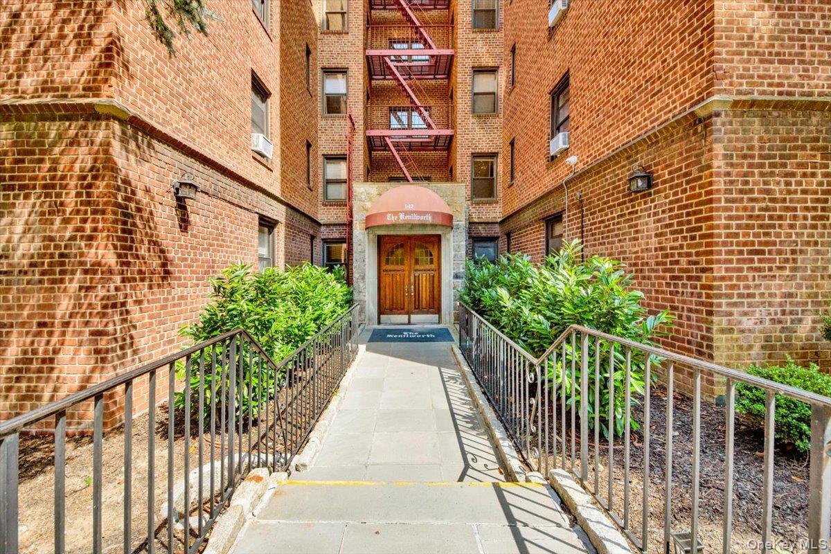 #1 photo, 142 Garth Road, 纽约州 Scarsdale , NY 10583