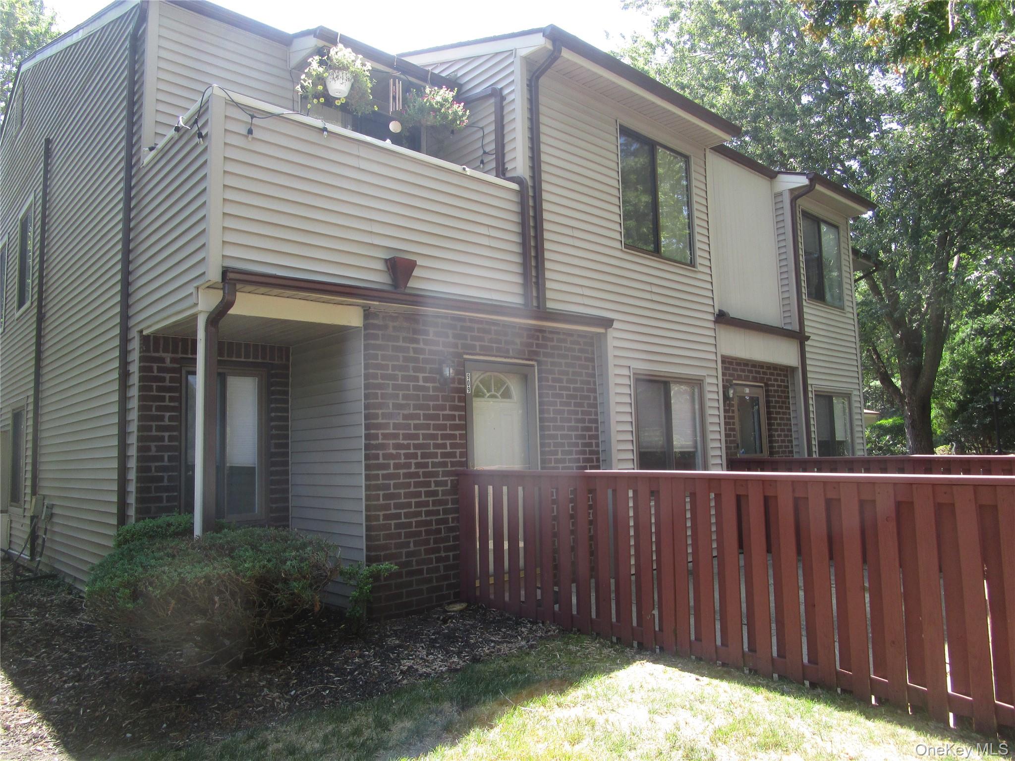 #1 photo, 909 Skyline Drive, सफ़ोक काउंटी Coram , NY 11727