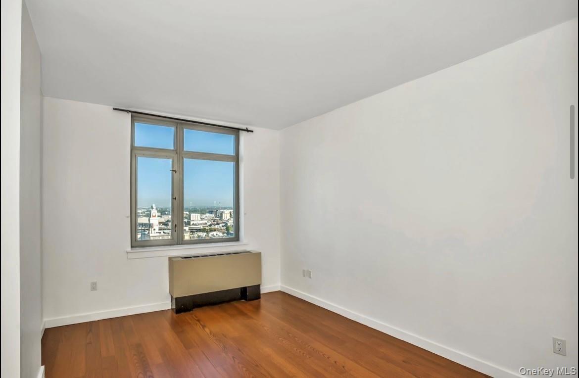 #8 photo, 40-26 College Point Boulevard, クイーンズ区 Flushing , NY 11354