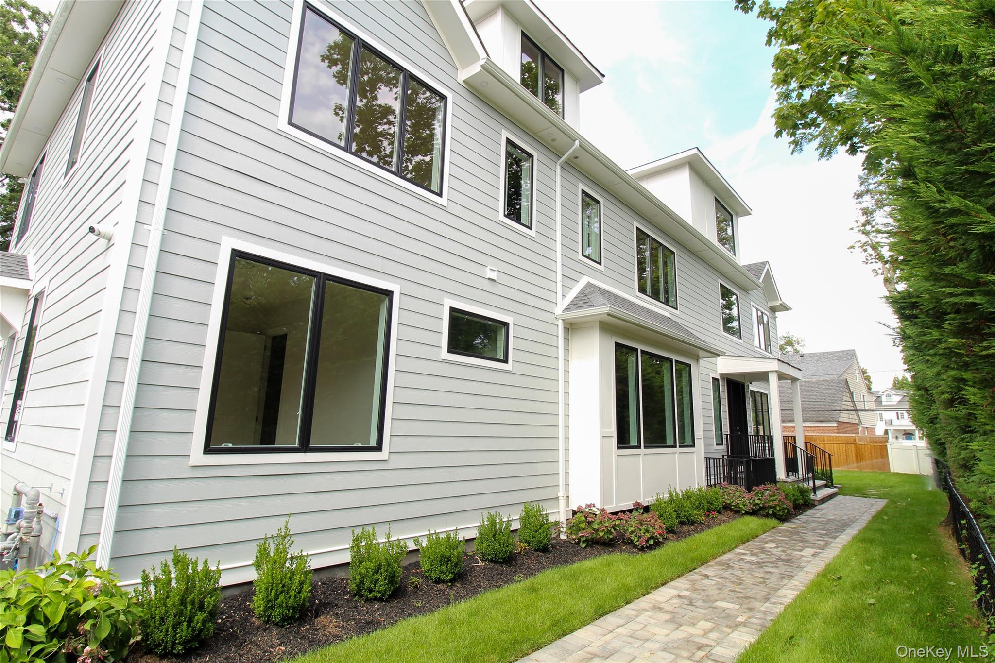 #1 photo, 8 Sealy Drive, ナッソー郡 Lawrence , NY 11559