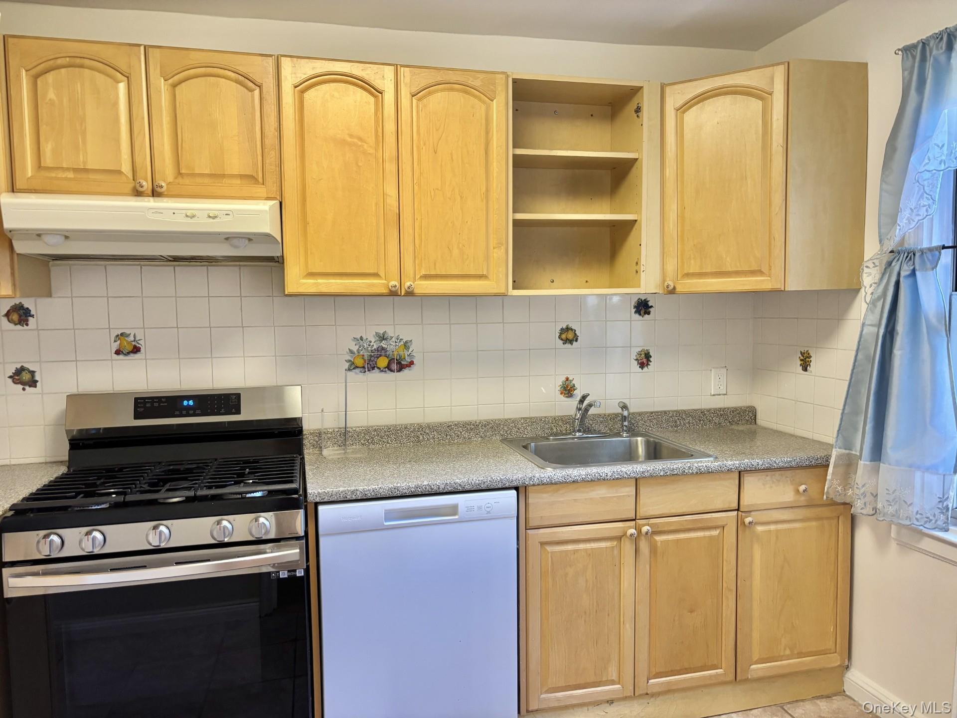 #1 photo, 3 Edwards Street, Roslyn Heights , NY 11577