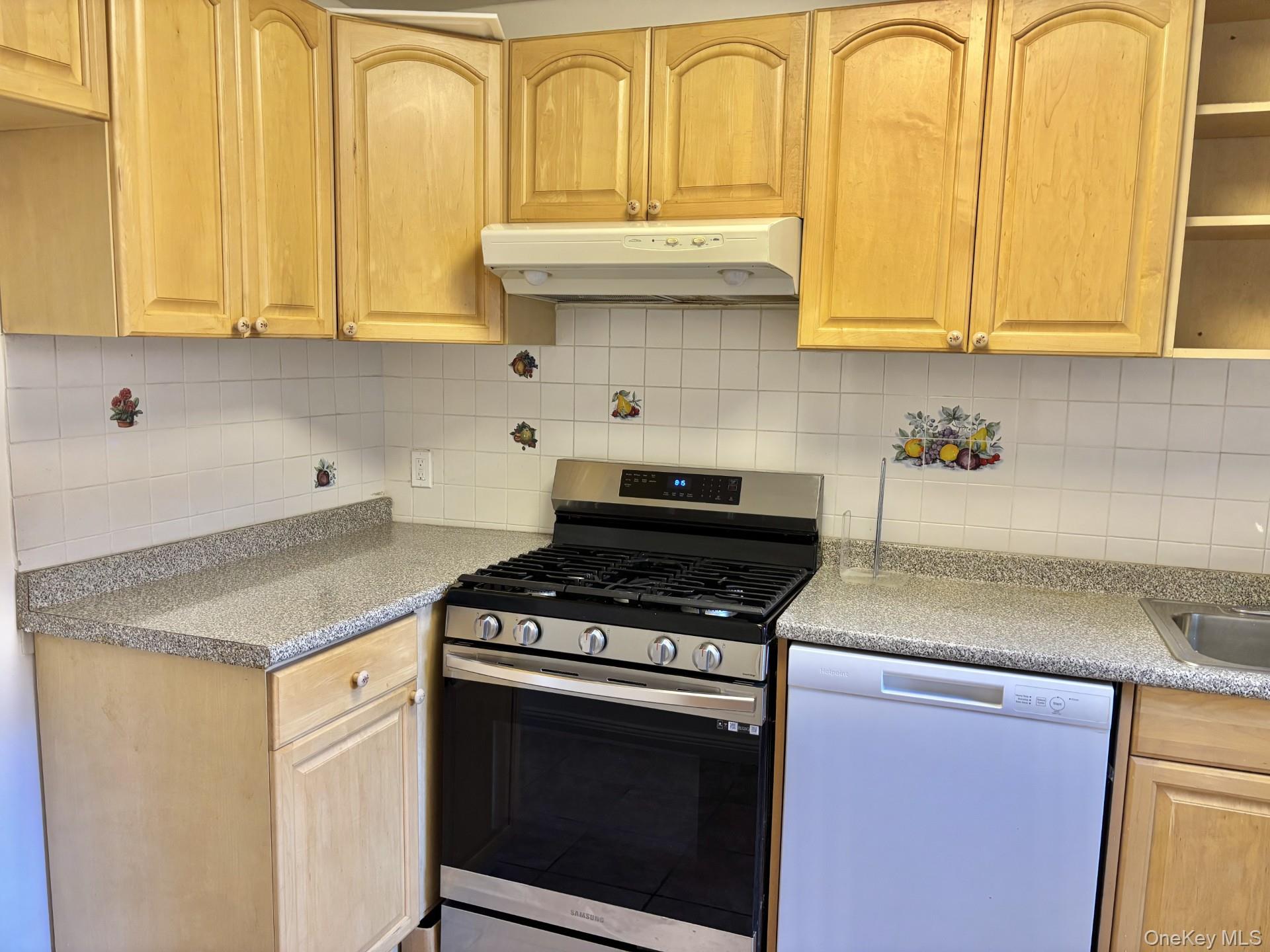 #2 photo, 3 Edwards Street, Roslyn Heights , NY 11577