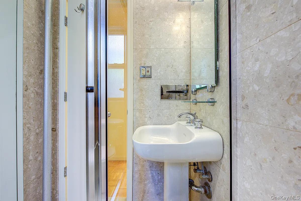 #17 photo, 11034 73rd Road, クイーンズ区 Forest Hills , NY 11375