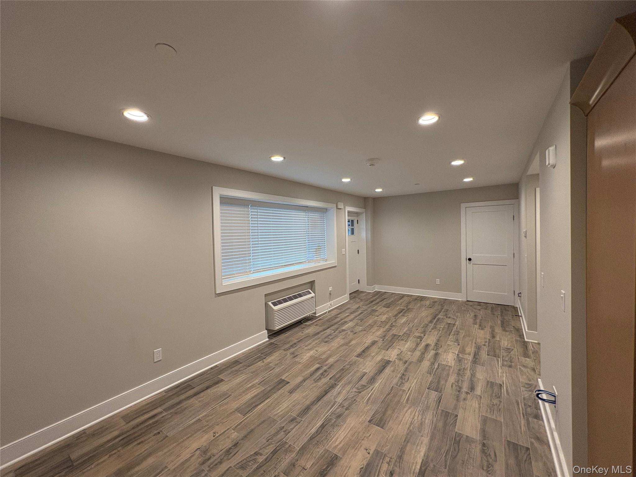 #11 photo, 455 Sunrise Highway, サフォーク郡 West Babylon , NY 11704