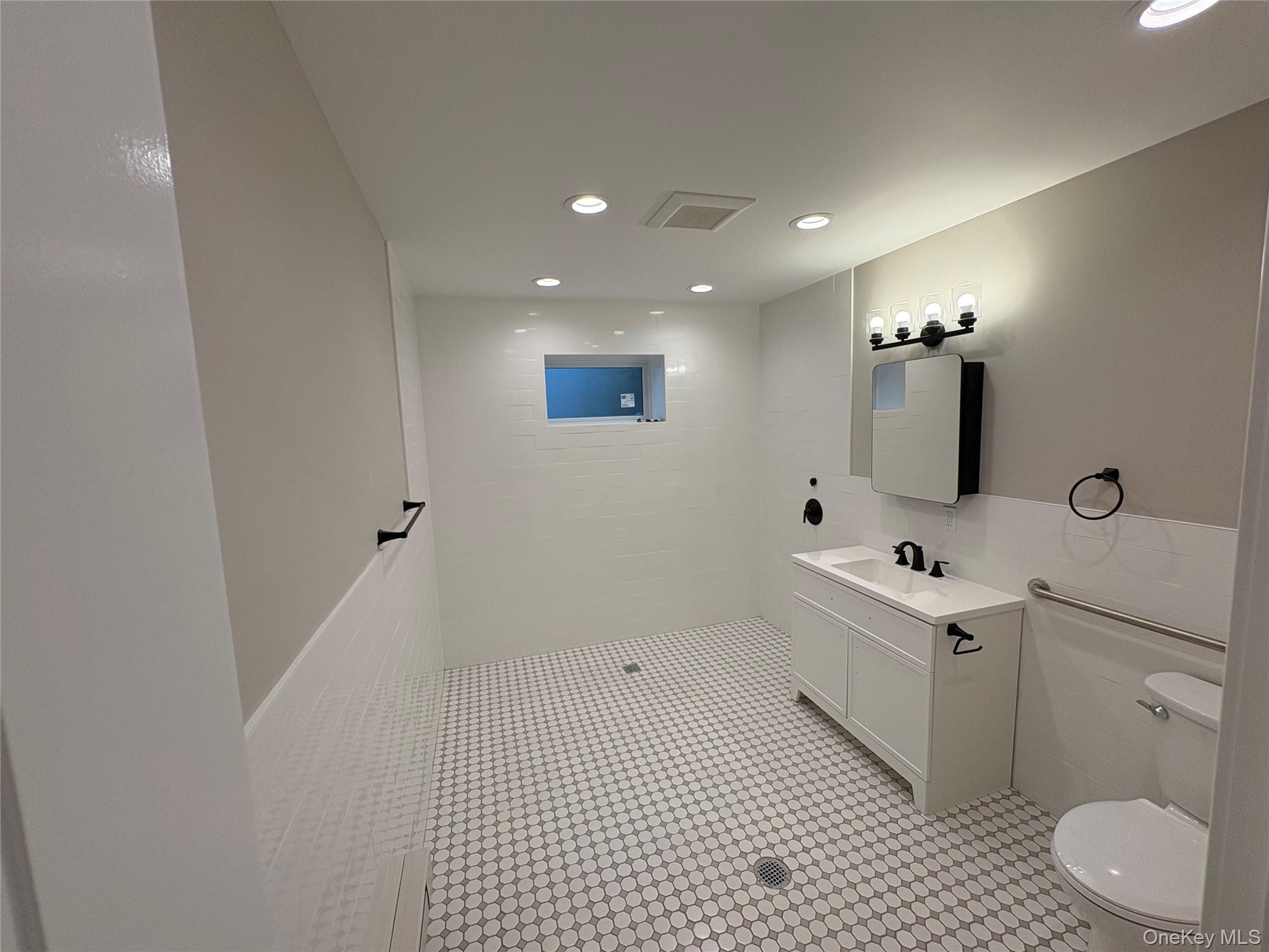 #12 photo, 455 Sunrise Highway, サフォーク郡 West Babylon , NY 11704