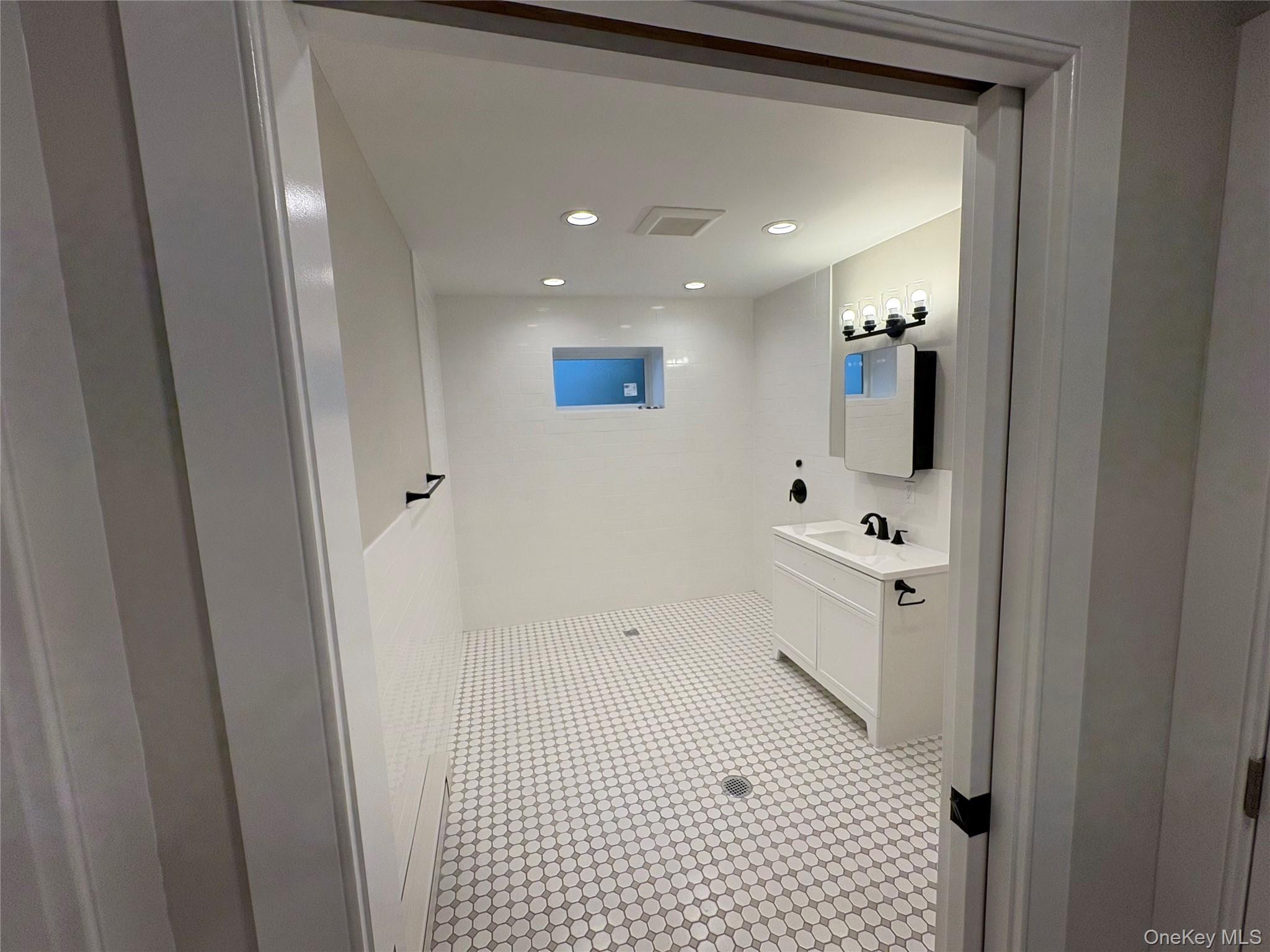 #13 photo, 455 Sunrise Highway, サフォーク郡 West Babylon , NY 11704