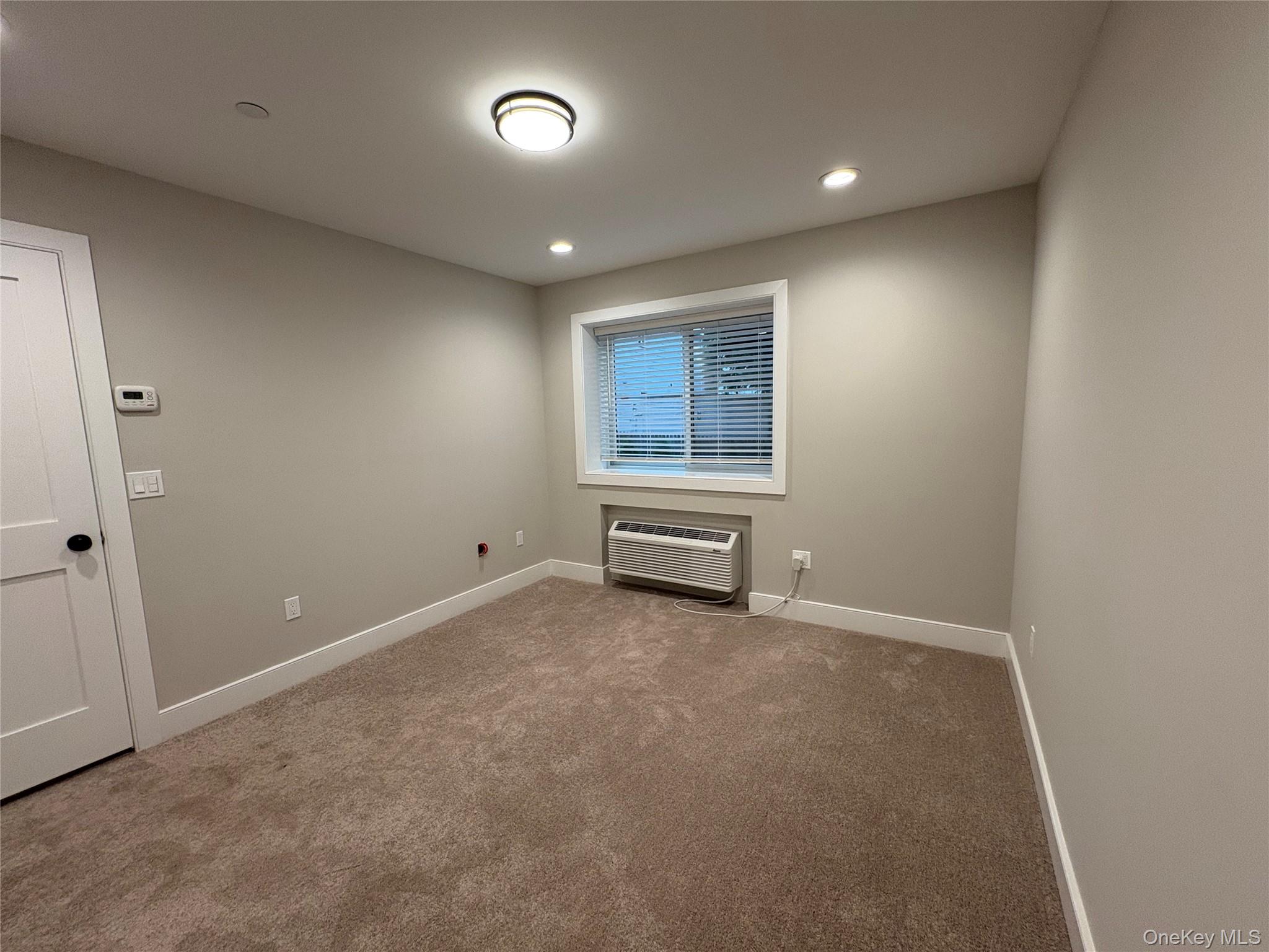 #12 photo, 455 Sunrise Highway, サフォーク郡 West Babylon , NY 11704