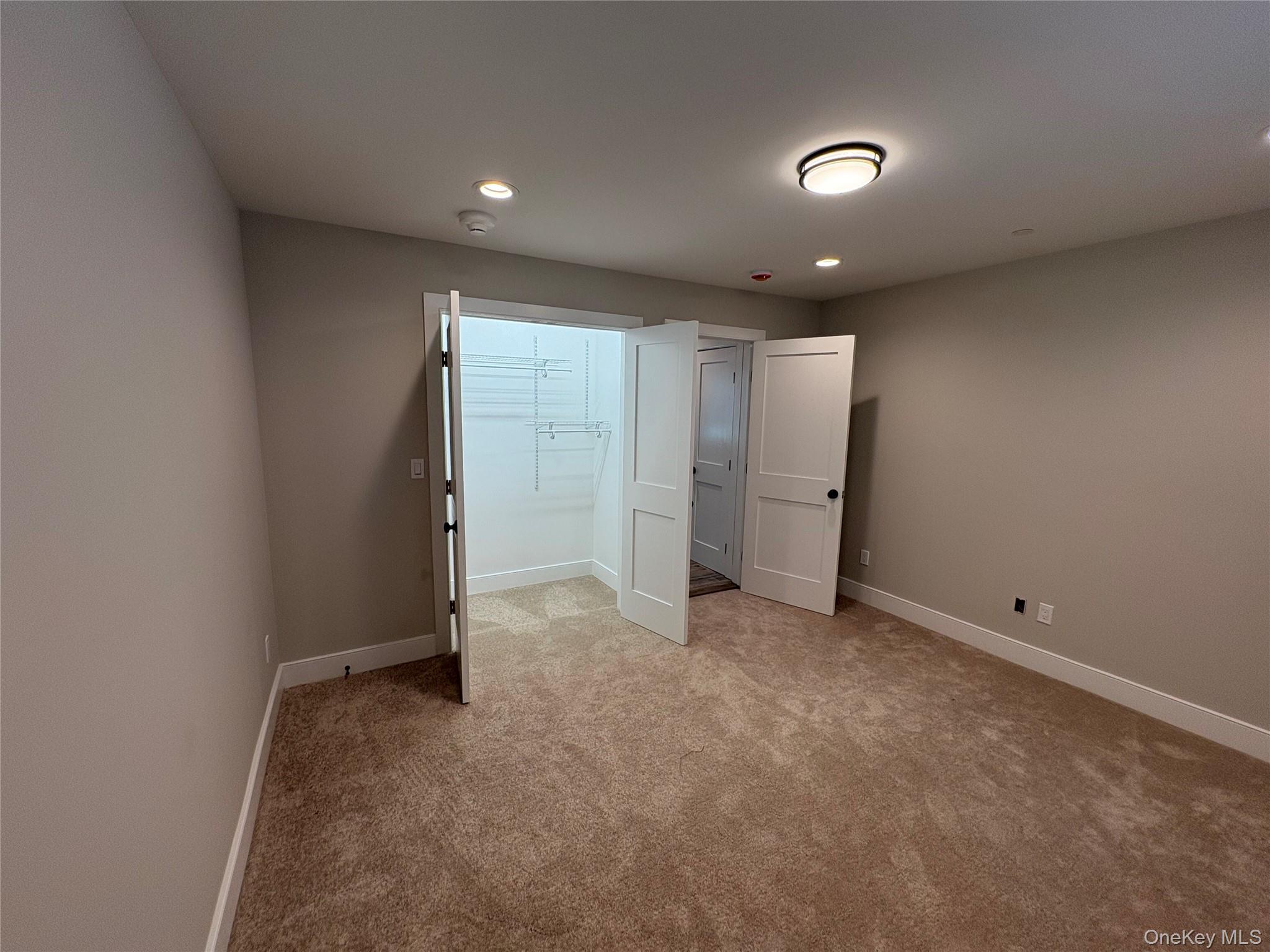 #14 photo, 455 Sunrise Highway, サフォーク郡 West Babylon , NY 11704