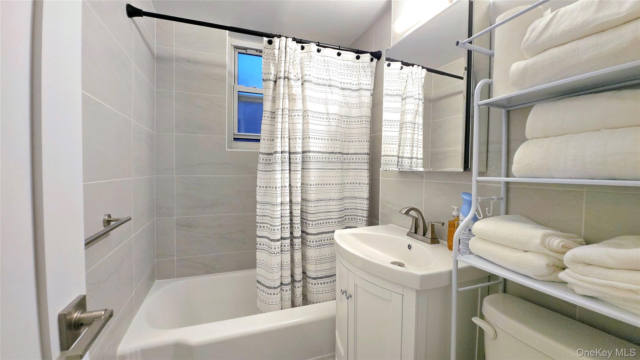 #12 photo, 220 Pelham Road, New Rochelle , NY 10805