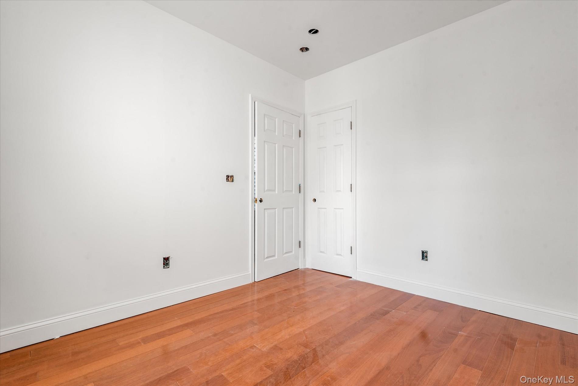 #16 photo, 1142 Welling Court, クイーンズ区 Astoria , NY 11102