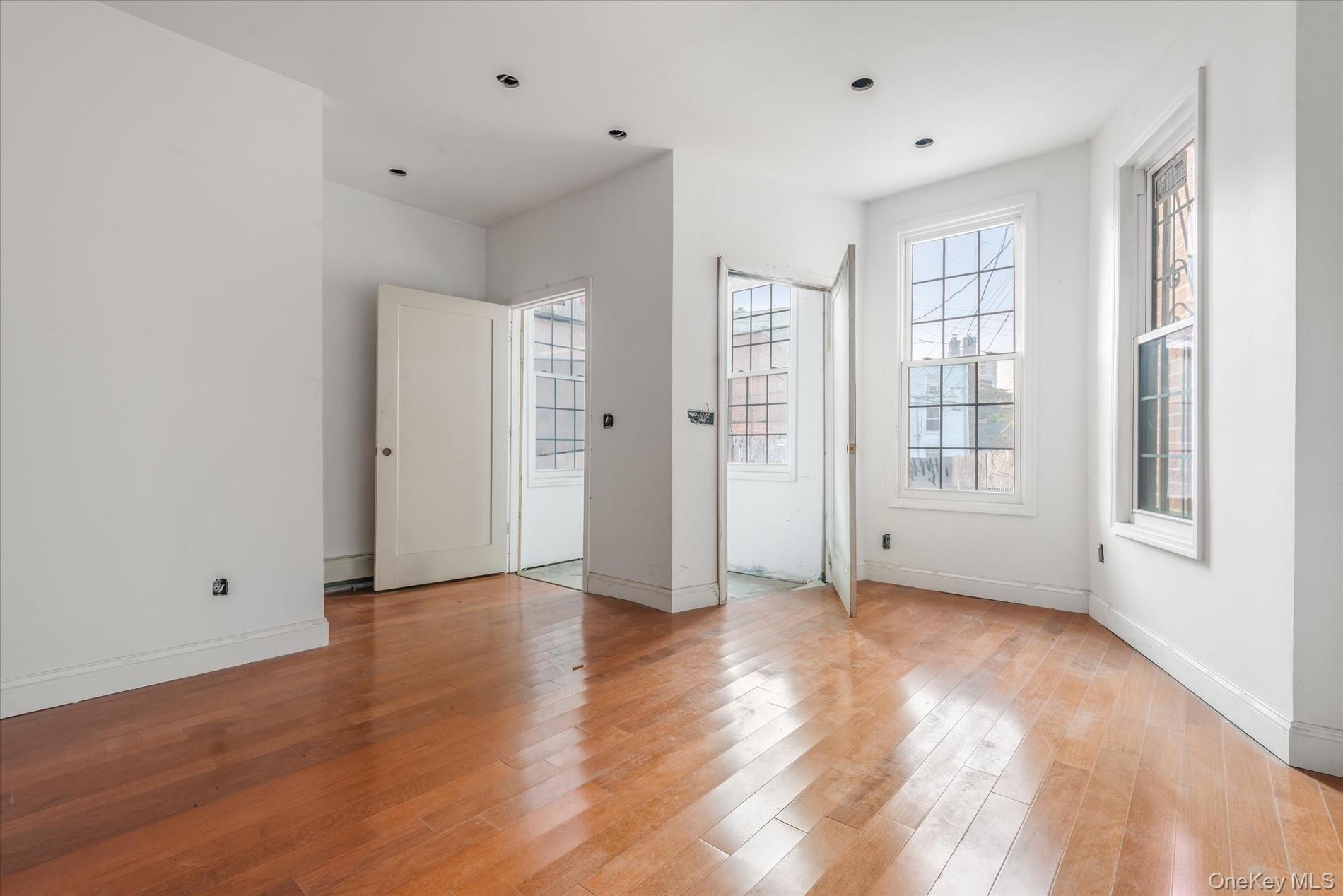 #3 photo, 1142 Welling Court, クイーンズ区 Astoria , NY 11102