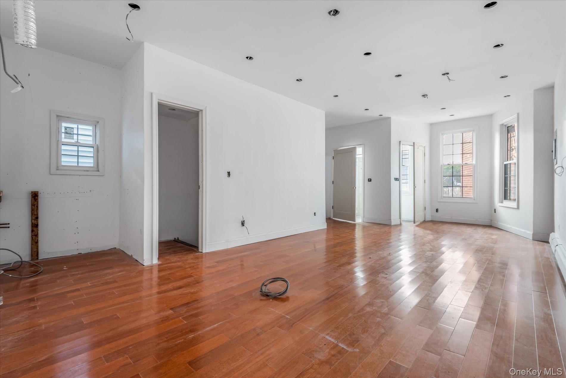 #6 photo, 1142 Welling Court, クイーンズ区 Astoria , NY 11102