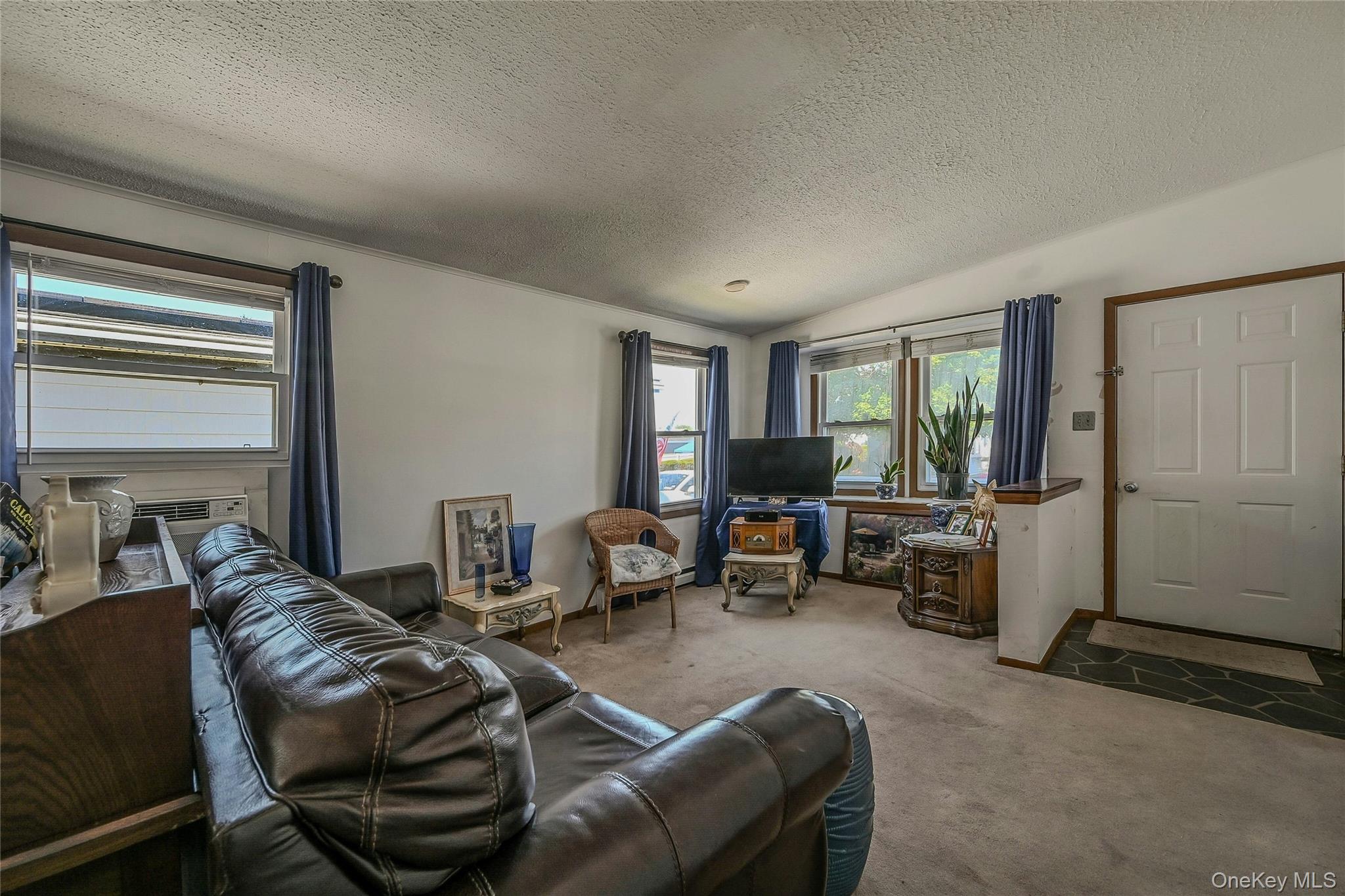 #13 photo, 161 Village Circle, サフォーク郡 Manorville , NY 11949