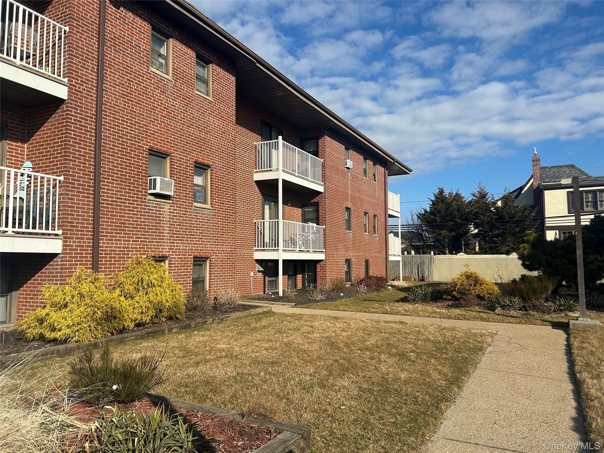 #1 photo, 475 W Broadway, ナッソー郡 Long Beach , NY 11561