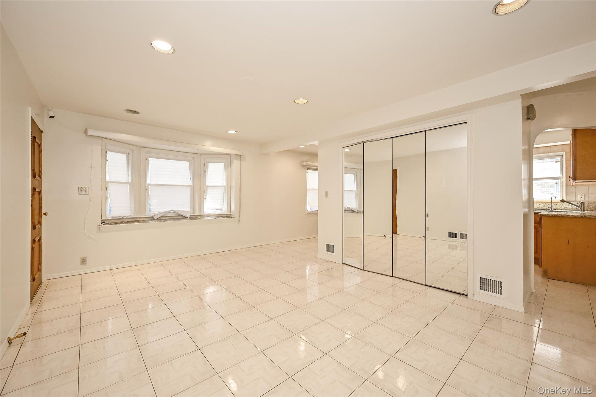 #11 photo, 57-10 253rd Street, Little Neck , NY 11362