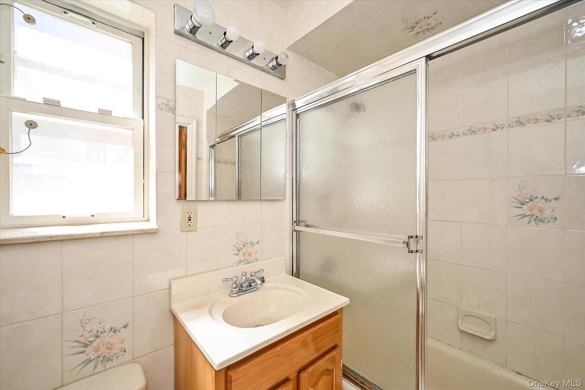 #16 photo, 57-10 253rd Street, Little Neck , NY 11362