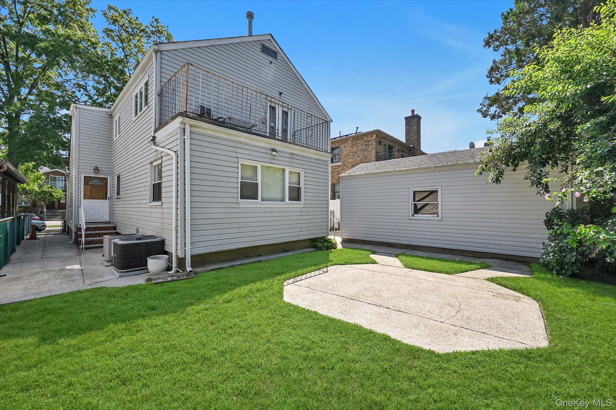 #19 photo, 57-10 253rd Street, Little Neck , NY 11362