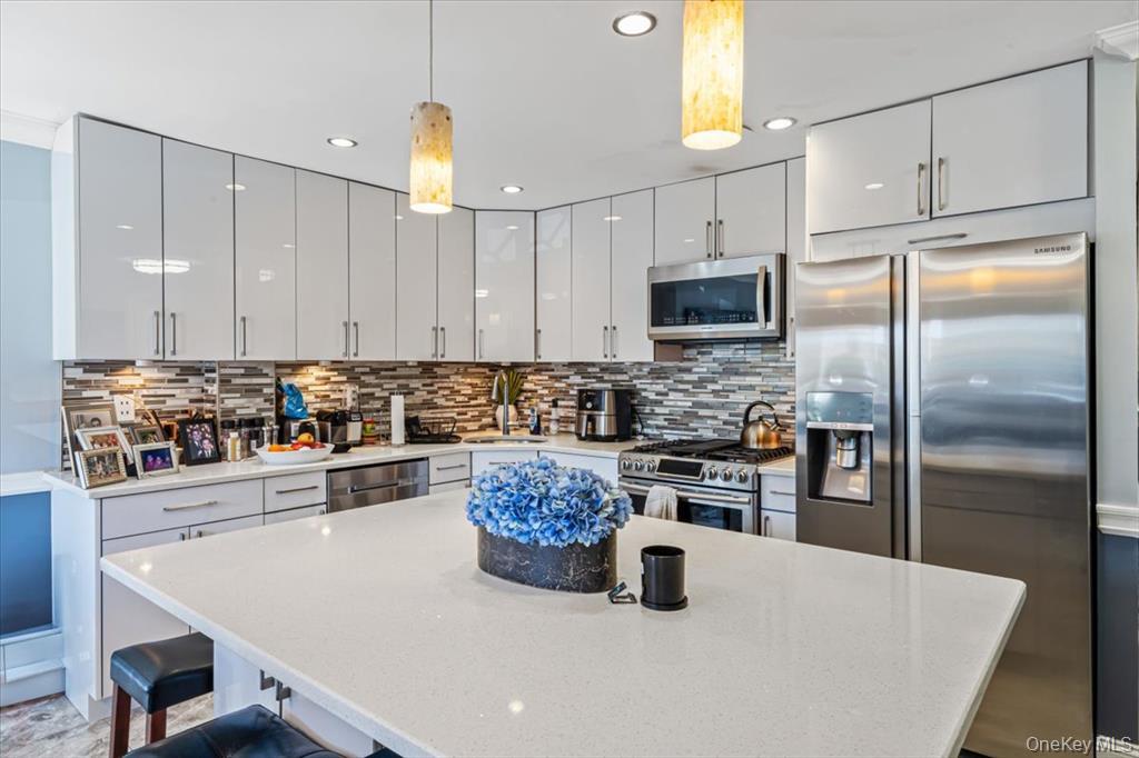 #4 photo, 215-29 23rd Avenue, クイーンズ区 Bayside , NY 11360