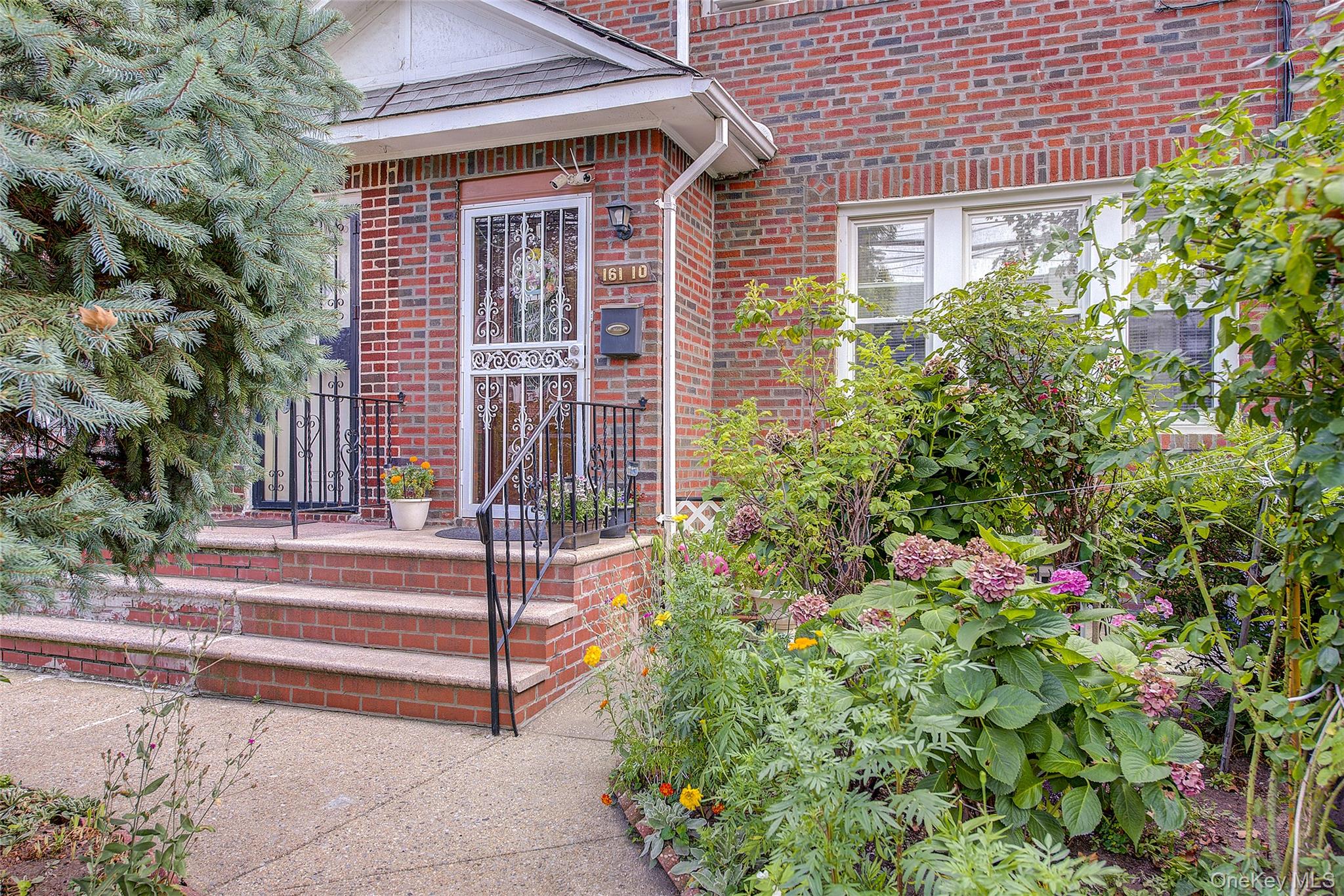 #3 photo, 161-10 84th Road, Jamaica Hills , NY 11432