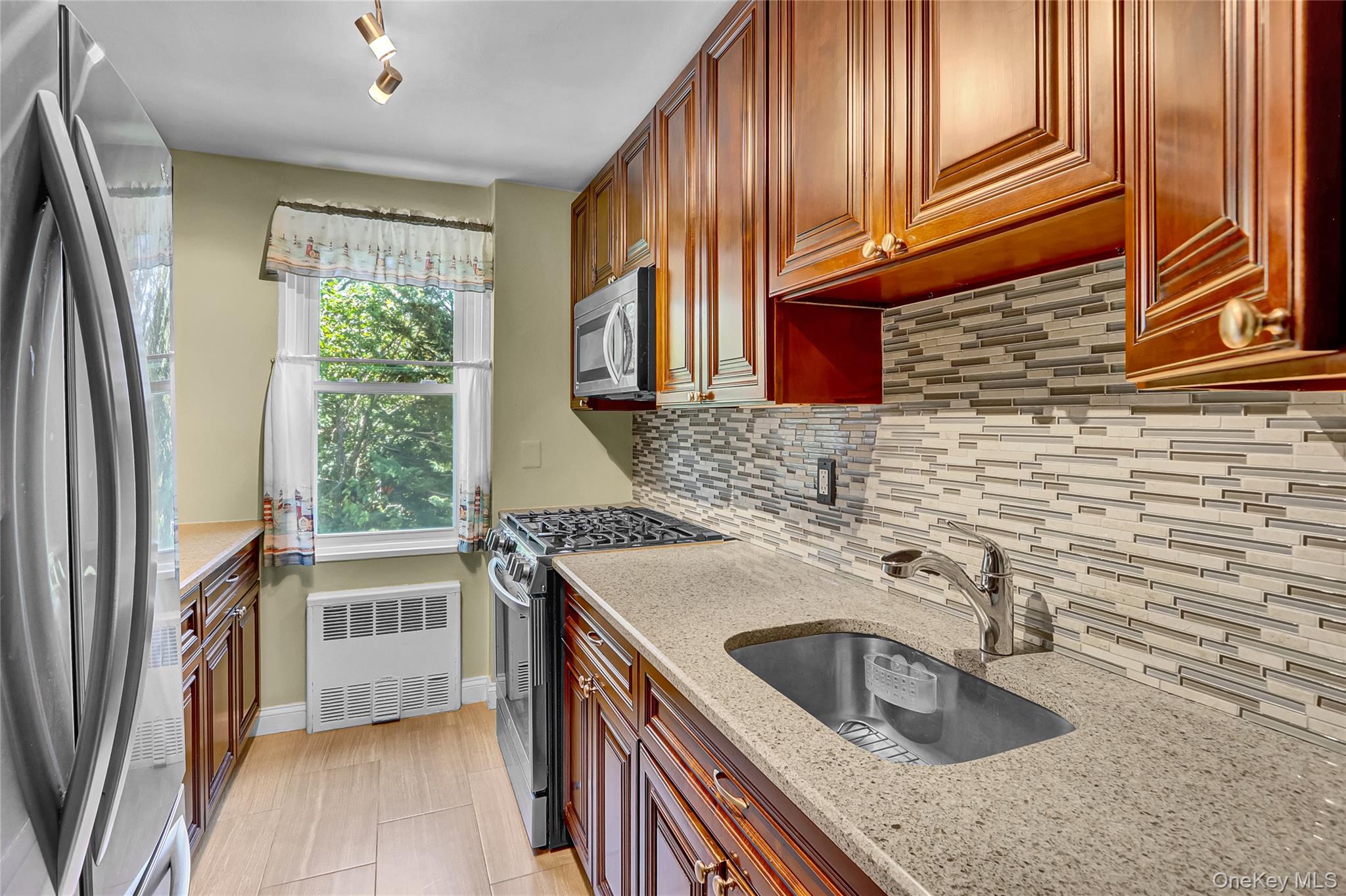 #3 photo, 490 Atlantic Avenue, ナッソー郡 East Rockaway , NY 11518