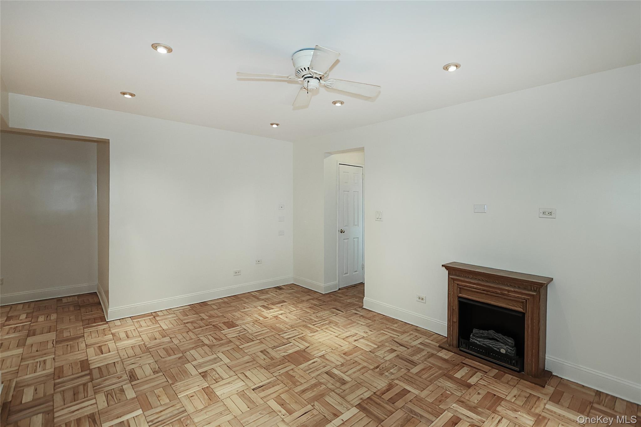 #3 photo, 7510 Yellowstone Boulevard, クイーンズ区 Rego Park , NY 11374