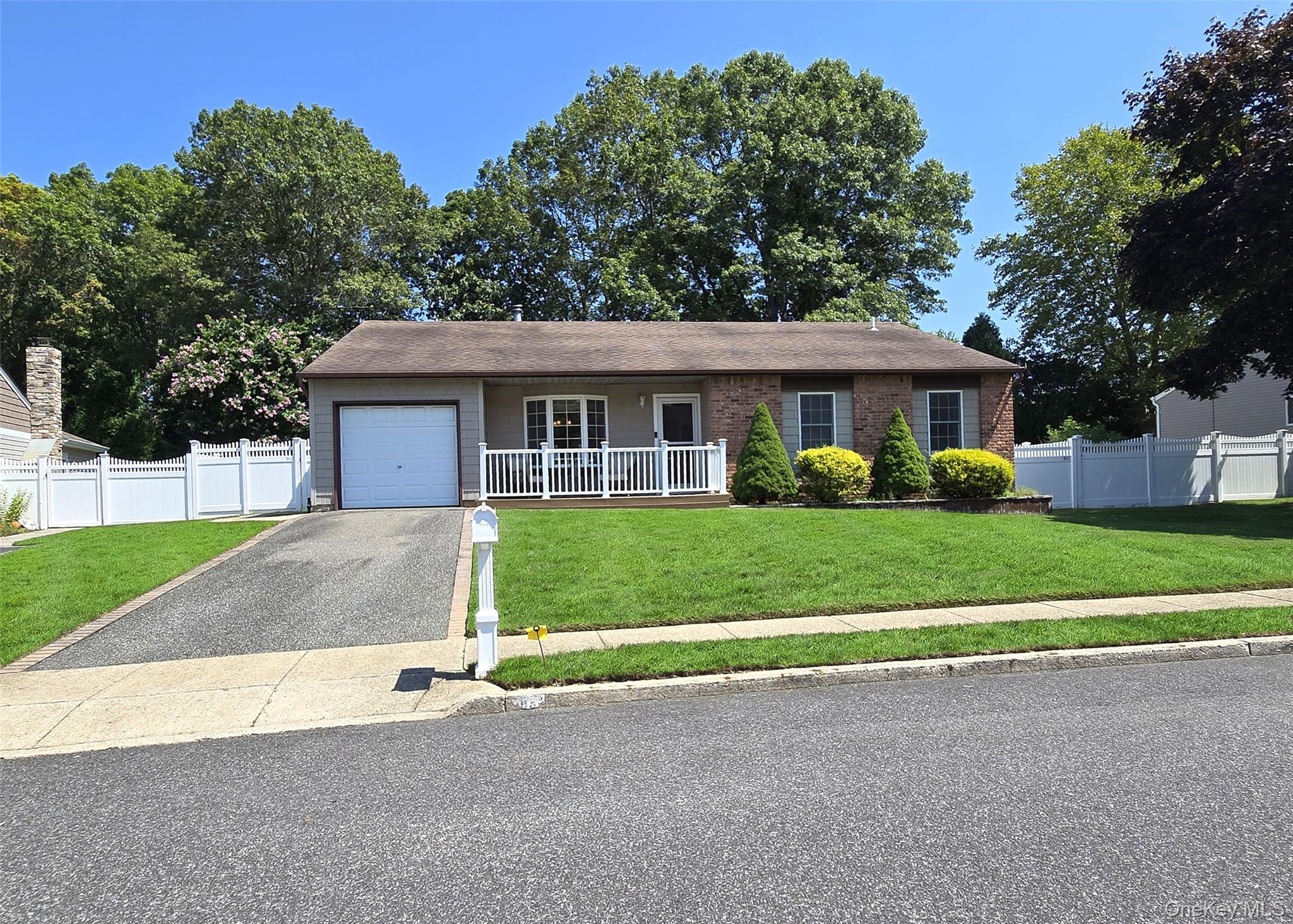 #1 photo, 89 Live Oak Drive, सफ़ोक काउंटी Holbrook , NY 11741