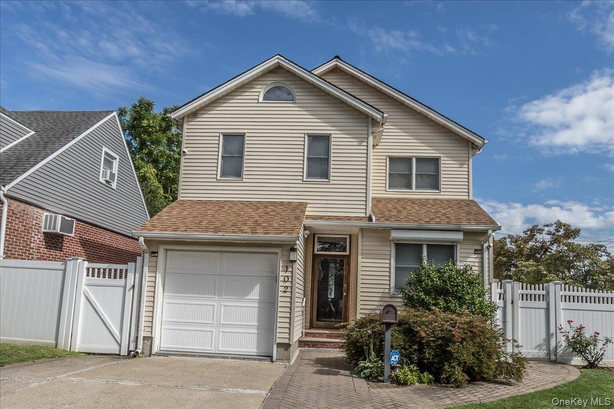 #1 photo, 102 Vale Court, 长岛 New Hyde Park , NY 11040