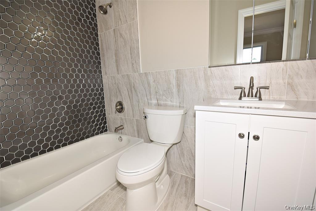 #12 photo, 7600 Main Road, サフォーク郡 East Marion , NY 11939