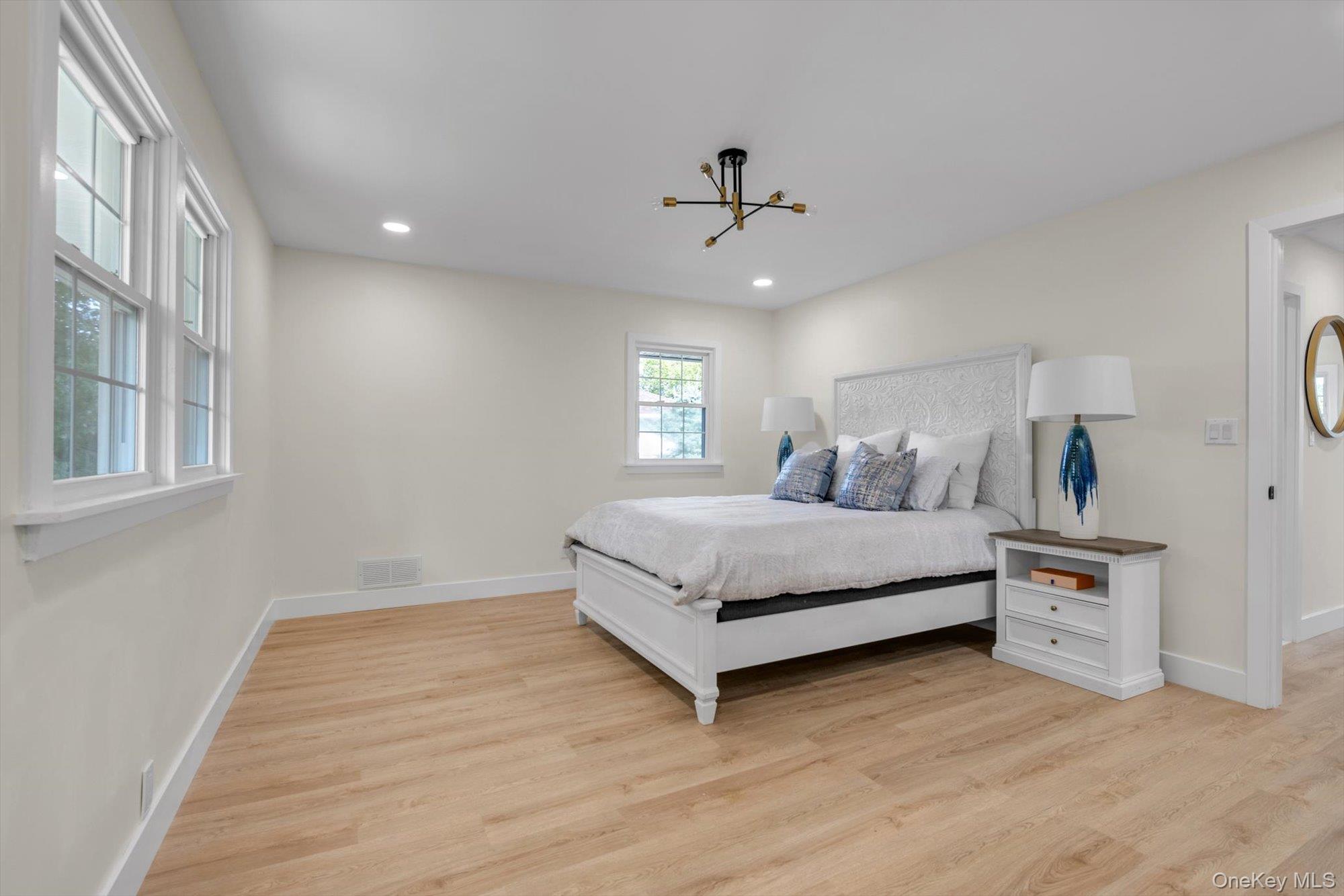 #12 photo, 2001 Wellington Court, ナッソー郡 Westbury , NY 11590