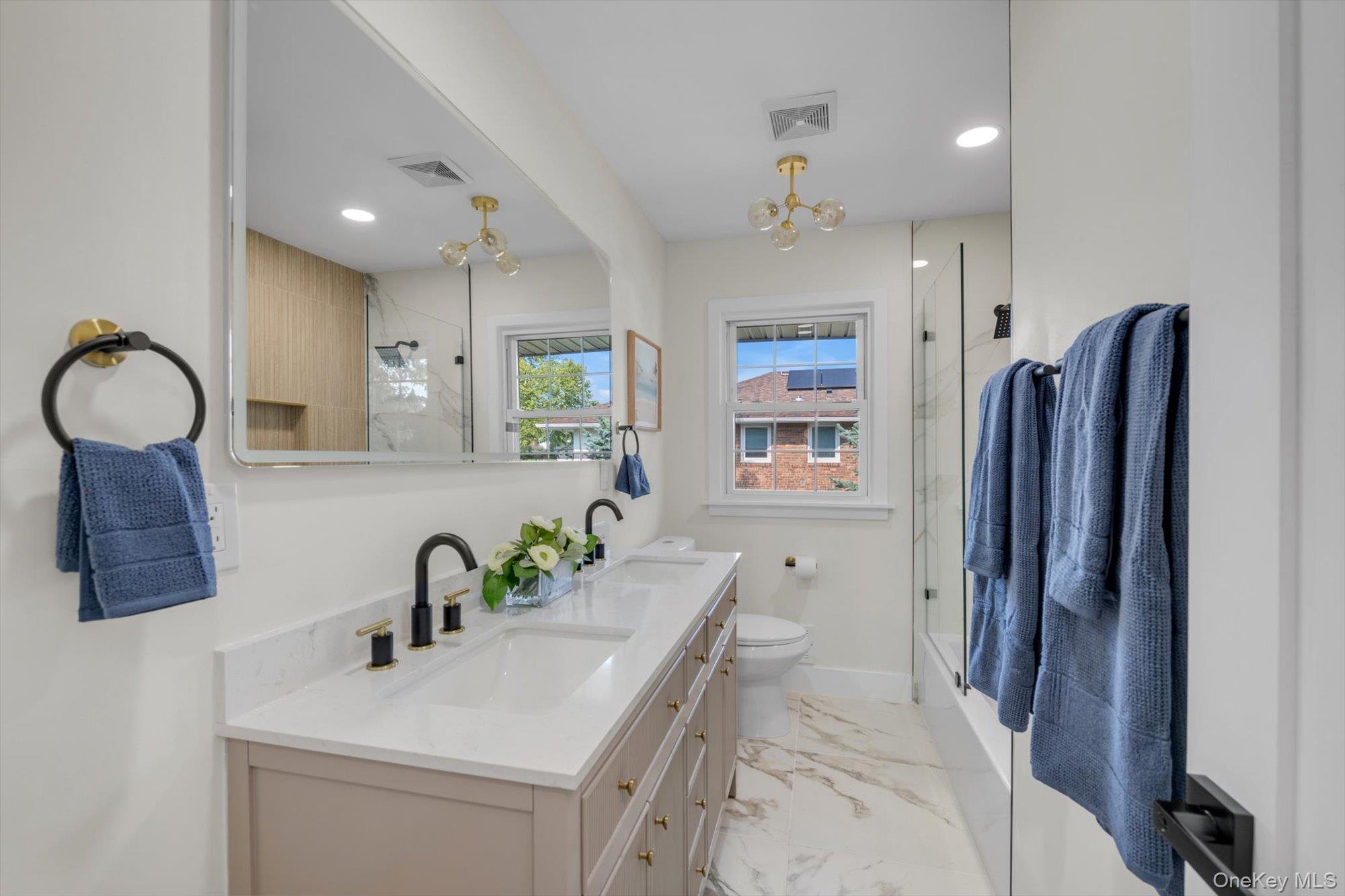 #16 photo, 2001 Wellington Court, ナッソー郡 Westbury , NY 11590