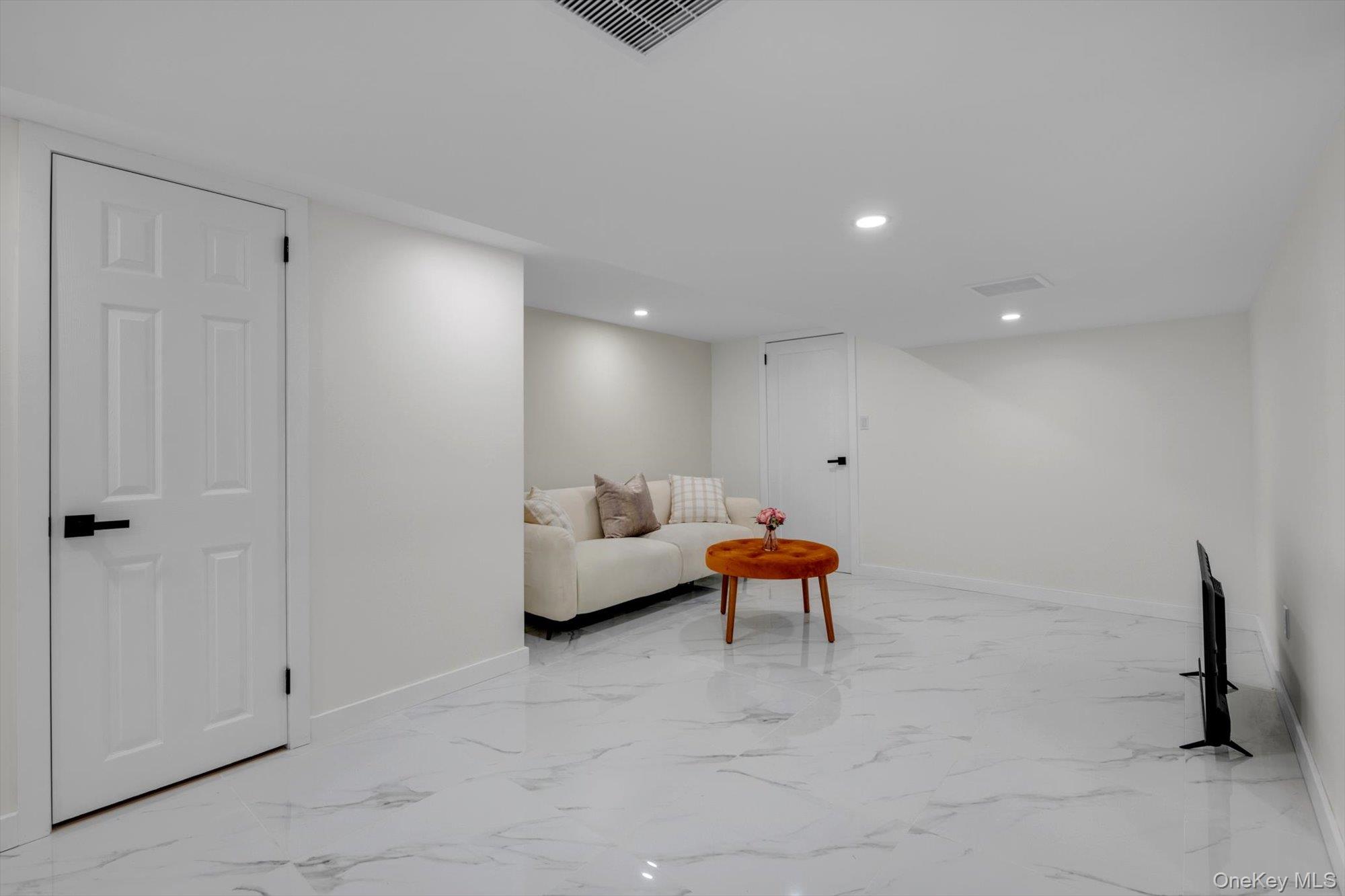 #19 photo, 2001 Wellington Court, ナッソー郡 Westbury , NY 11590