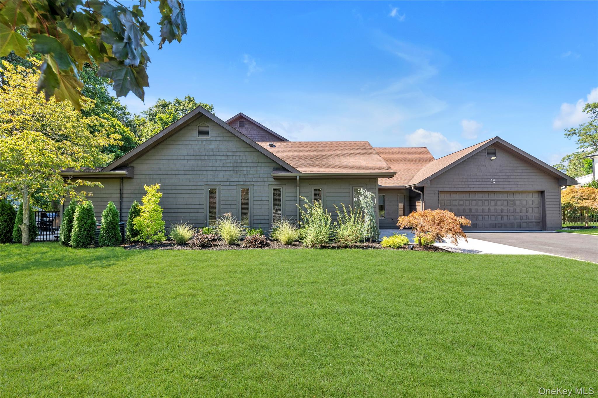 #1 photo, 15 Parkway Drive, ナッソー郡 Roslyn Heights , NY 11577