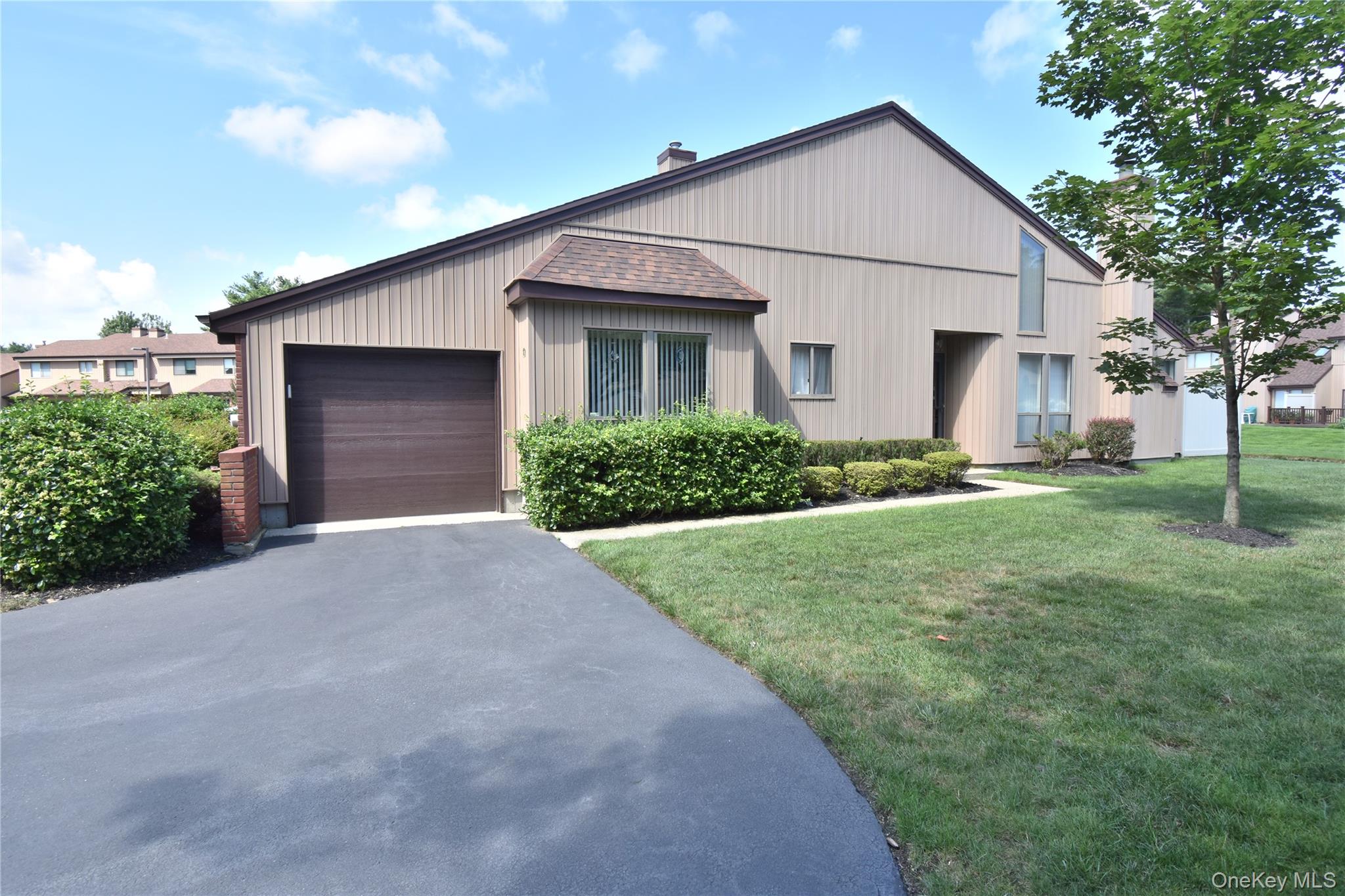 #1 photo, 19 Timber Ridge Drive, サフォーク郡 Holbrook , NY 11741