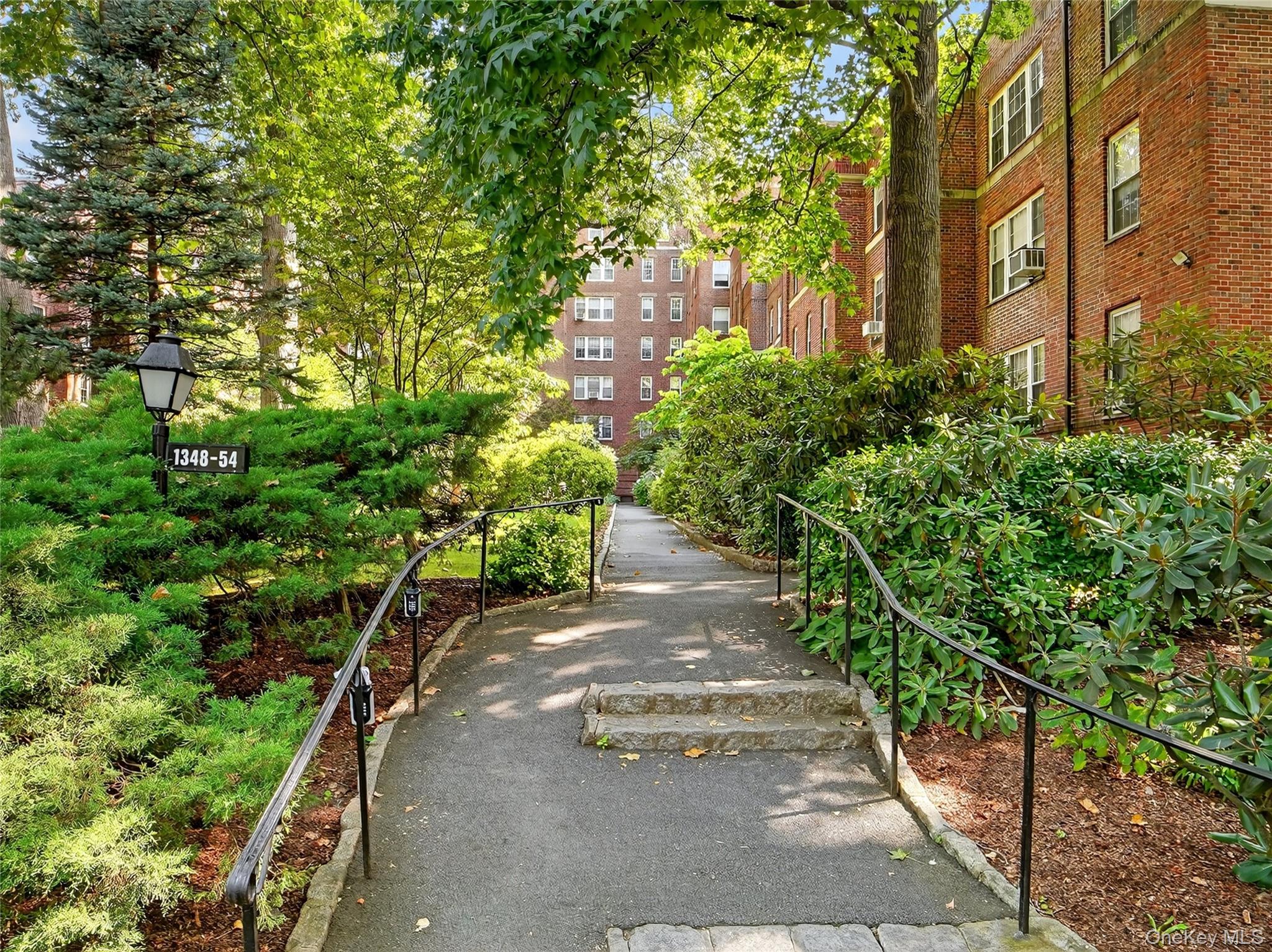 #2 photo, 1348 Midland Avenue, ブロンクス区 Bronxville , NY 10708