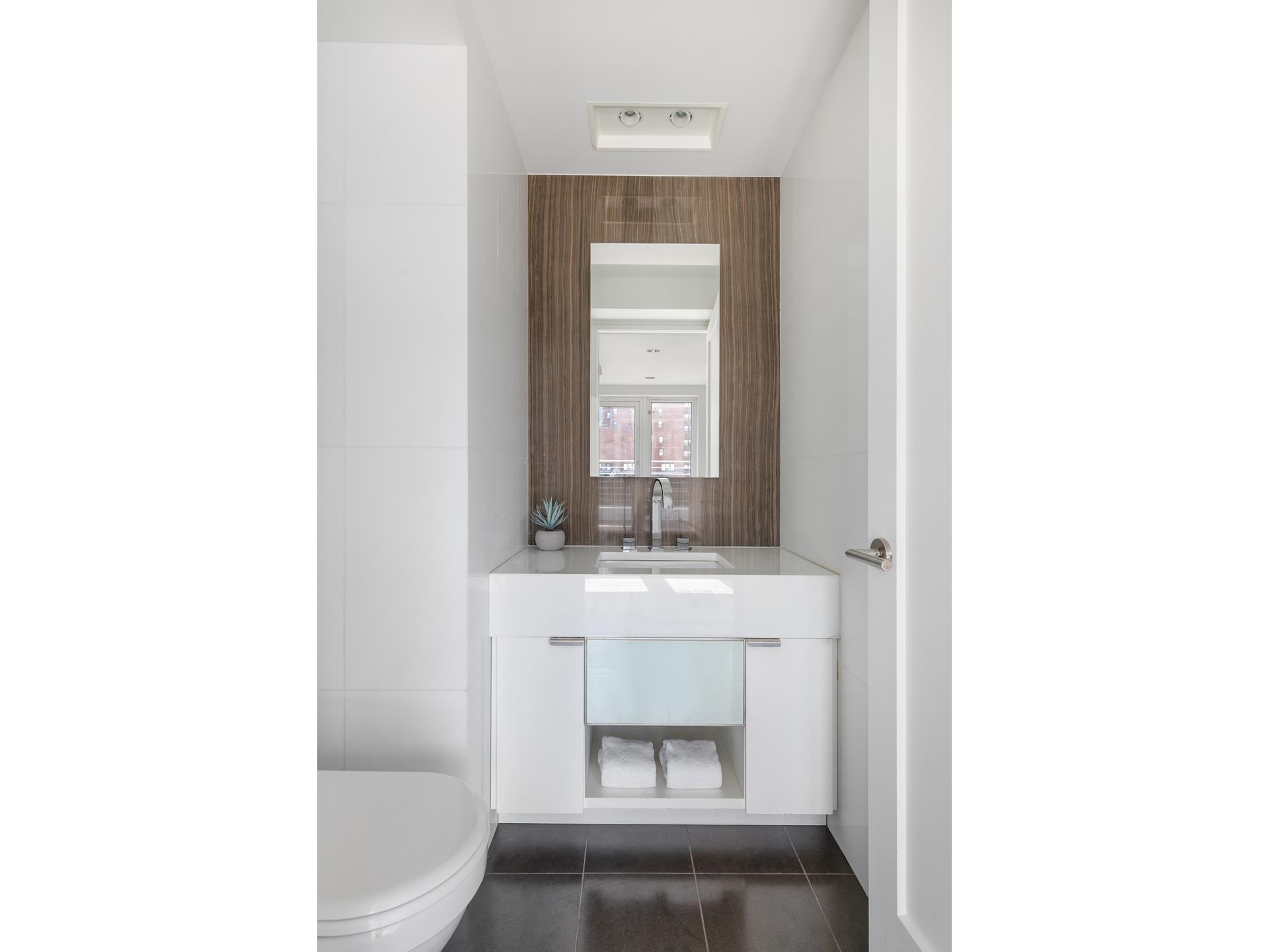 #14 photo, 211 E 51ST Street, マンハッタン Turtle Bay , NY 10022