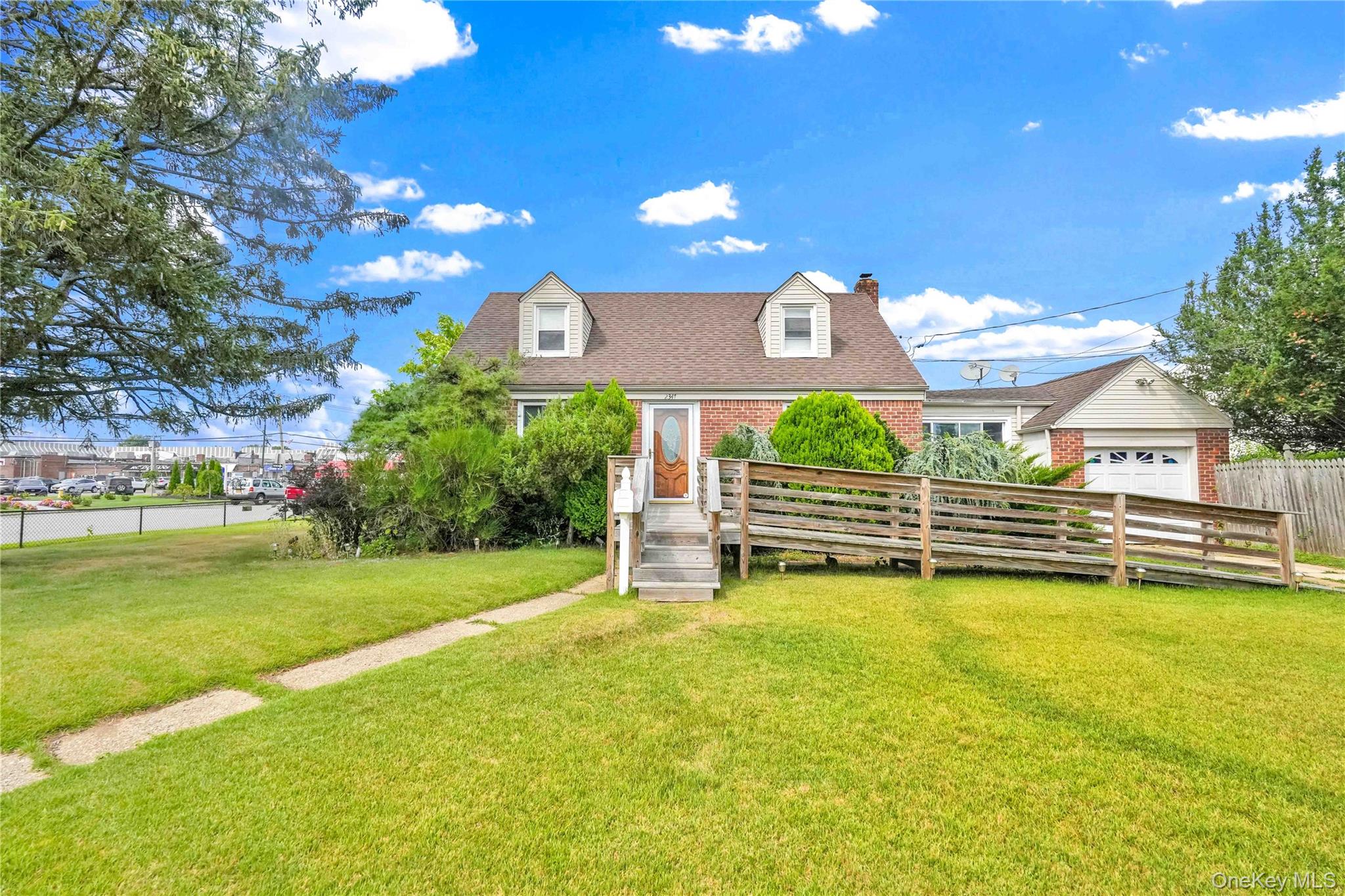 #1 photo, 2347 Roosevelt Avenue, ナッソー郡 East Meadow , NY 11554