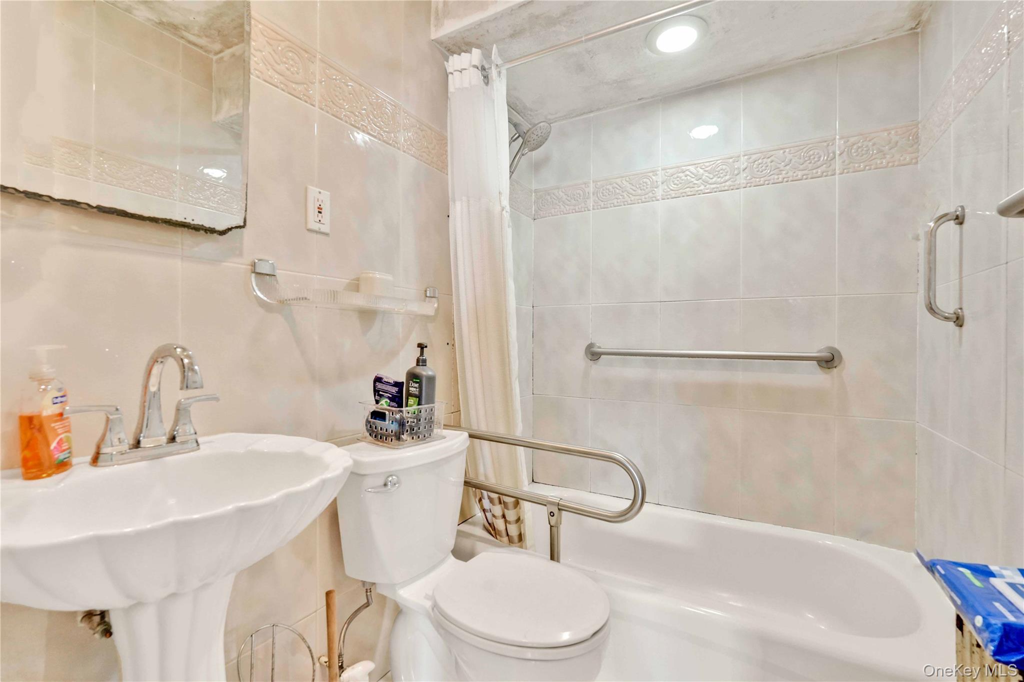 #10 photo, 2347 Roosevelt Avenue, ナッソー郡 East Meadow , NY 11554