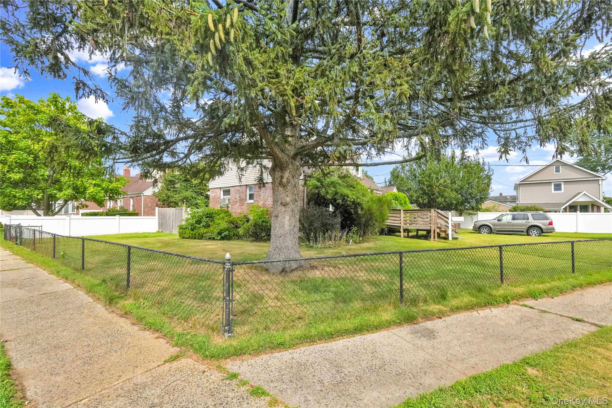 #17 photo, 2347 Roosevelt Avenue, ナッソー郡 East Meadow , NY 11554