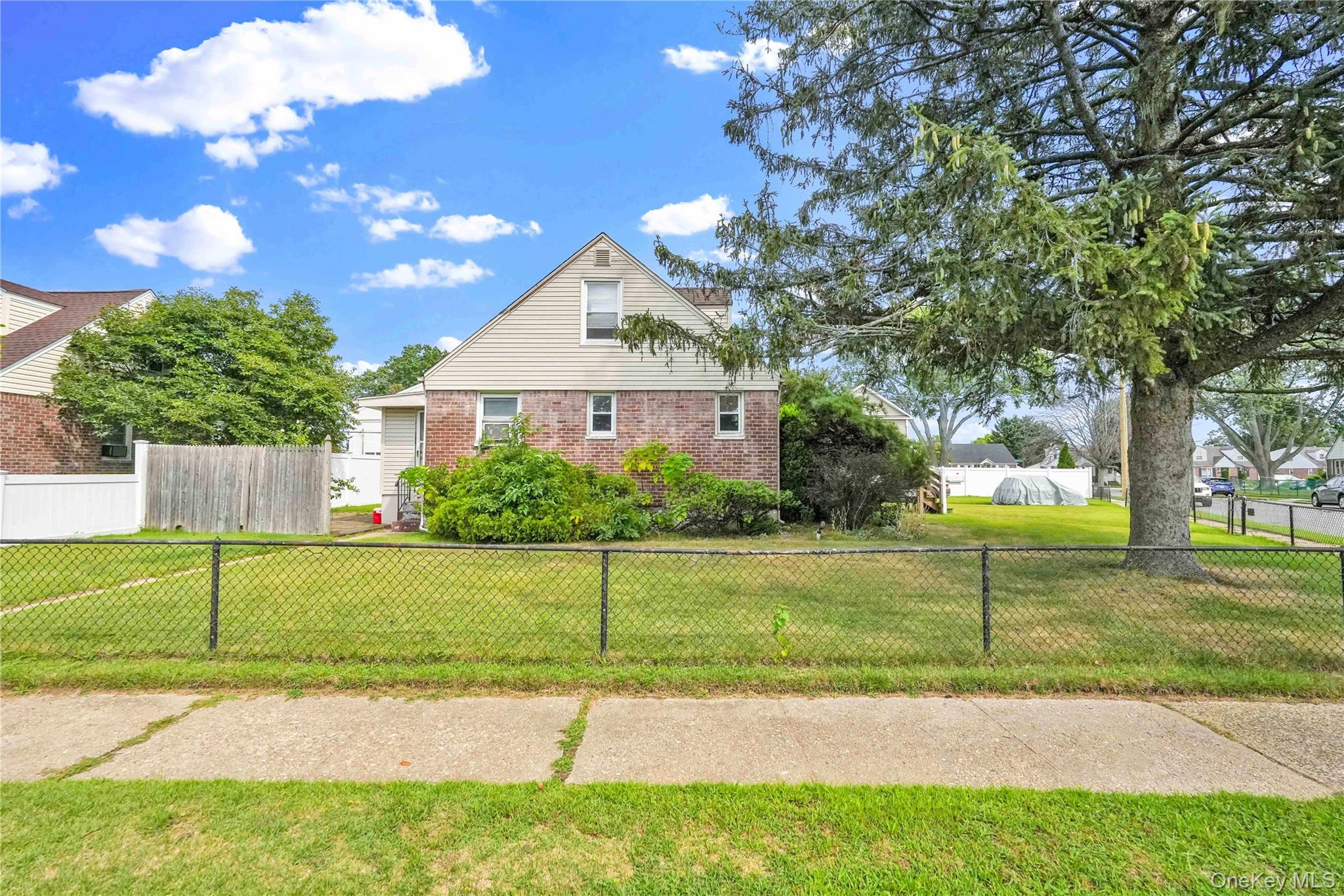 #18 photo, 2347 Roosevelt Avenue, ナッソー郡 East Meadow , NY 11554