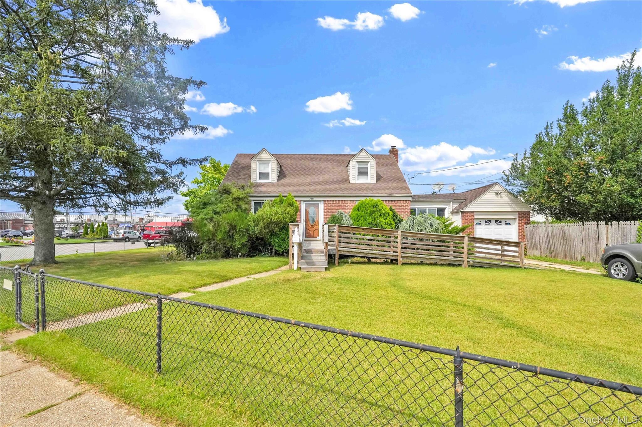 #2 photo, 2347 Roosevelt Avenue, ナッソー郡 East Meadow , NY 11554