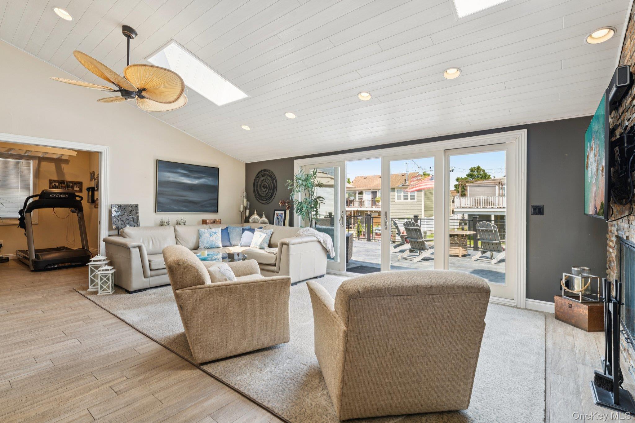 #12 photo, 650 S 9th Street, サフォーク郡 Lindenhurst , NY 11757