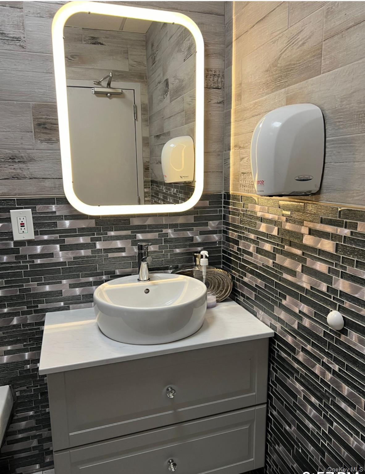 #3 photo, 8103 37th ave, クイーンズ区 Jackson Heights , NY 11372