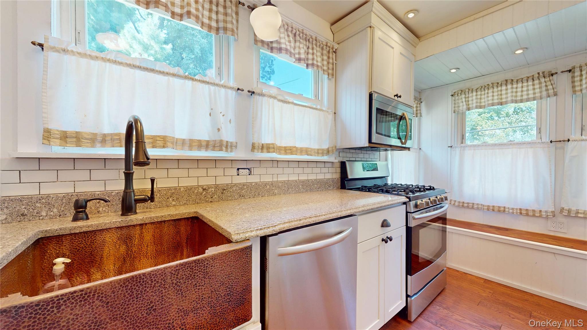 #13 photo, 24 8th Avenue, ナッソー郡 Sea Cliff , NY 11579